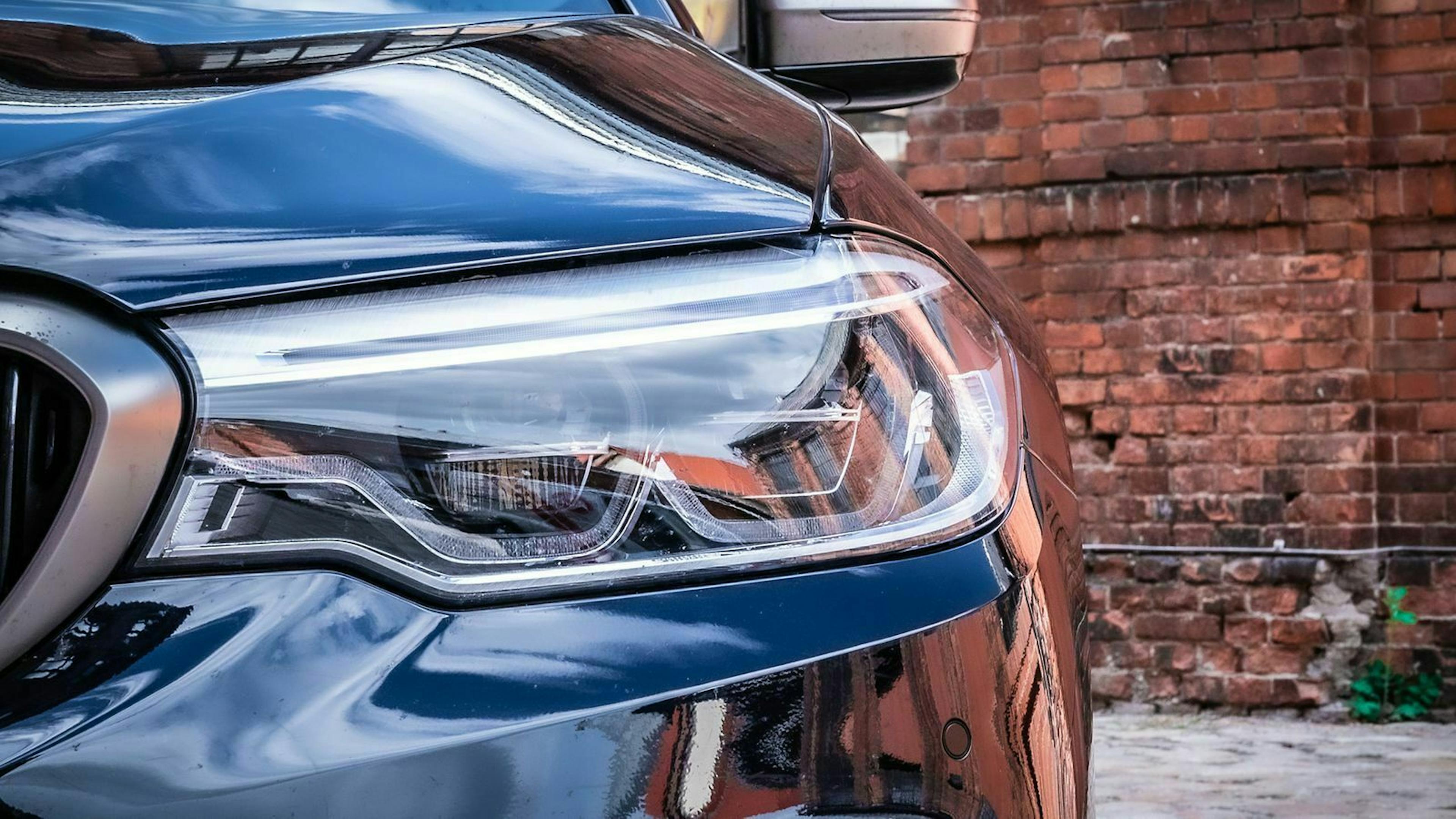 Zu sehen ist der linke Scheinwerfer des BMW M550d xDrive