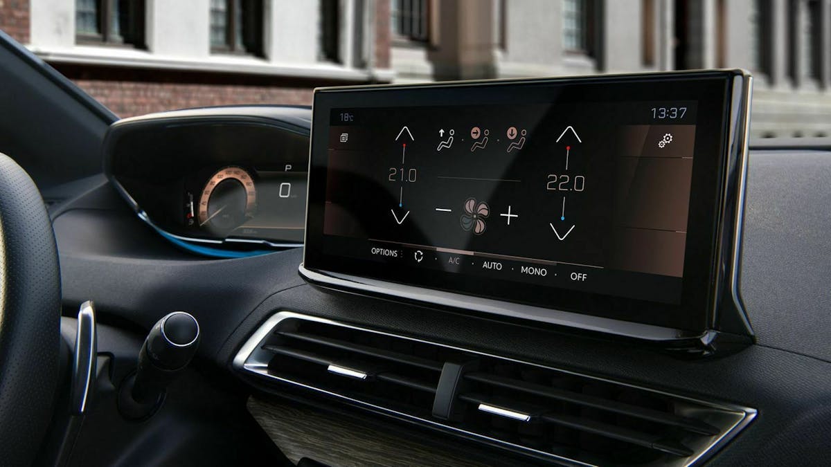 Zu sehen ist der Infotainmentbildschirm des gelifteten Peugeot 3008