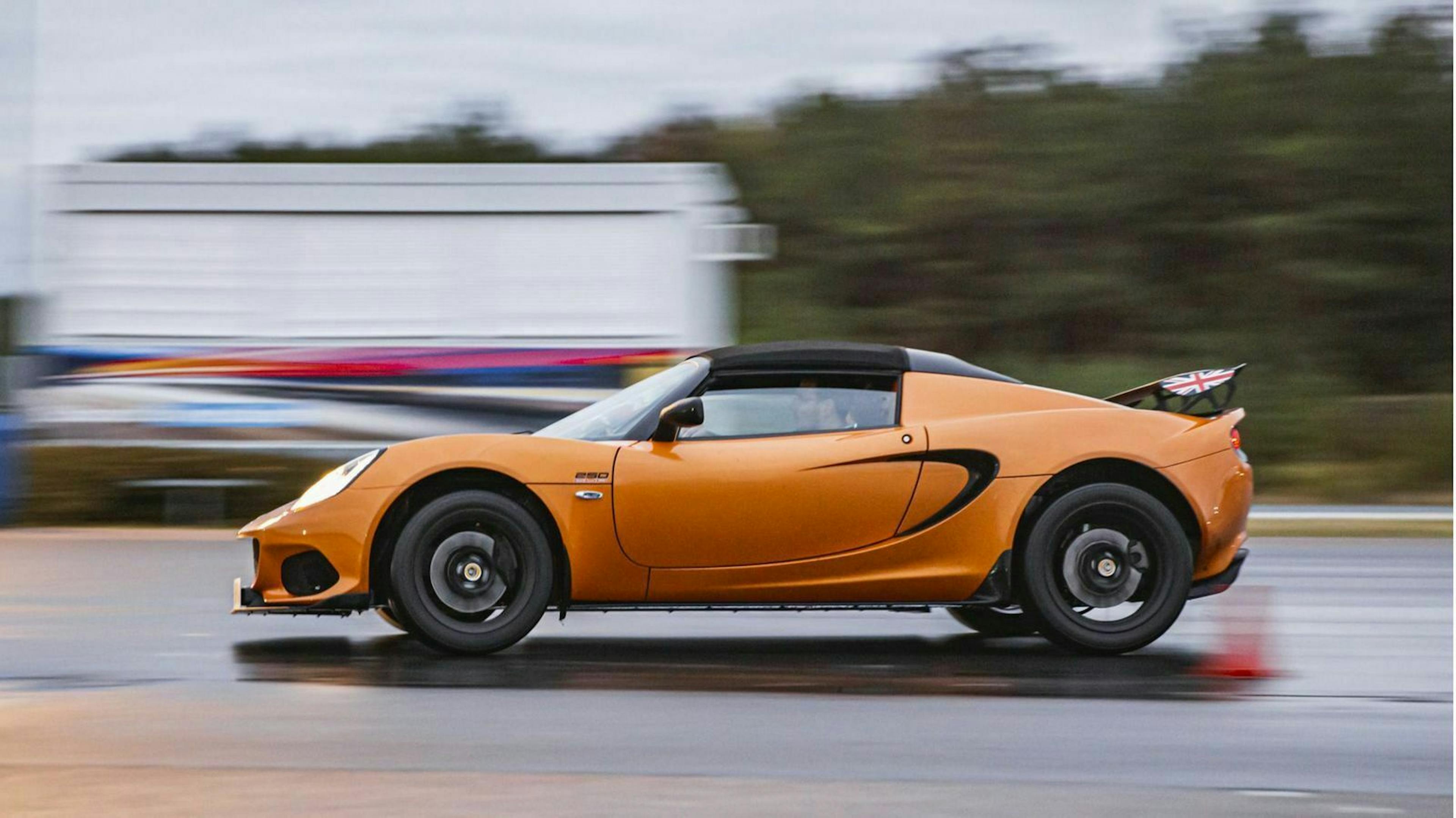 Zu sehen ist der Lotus Elise in seitlicher Postion