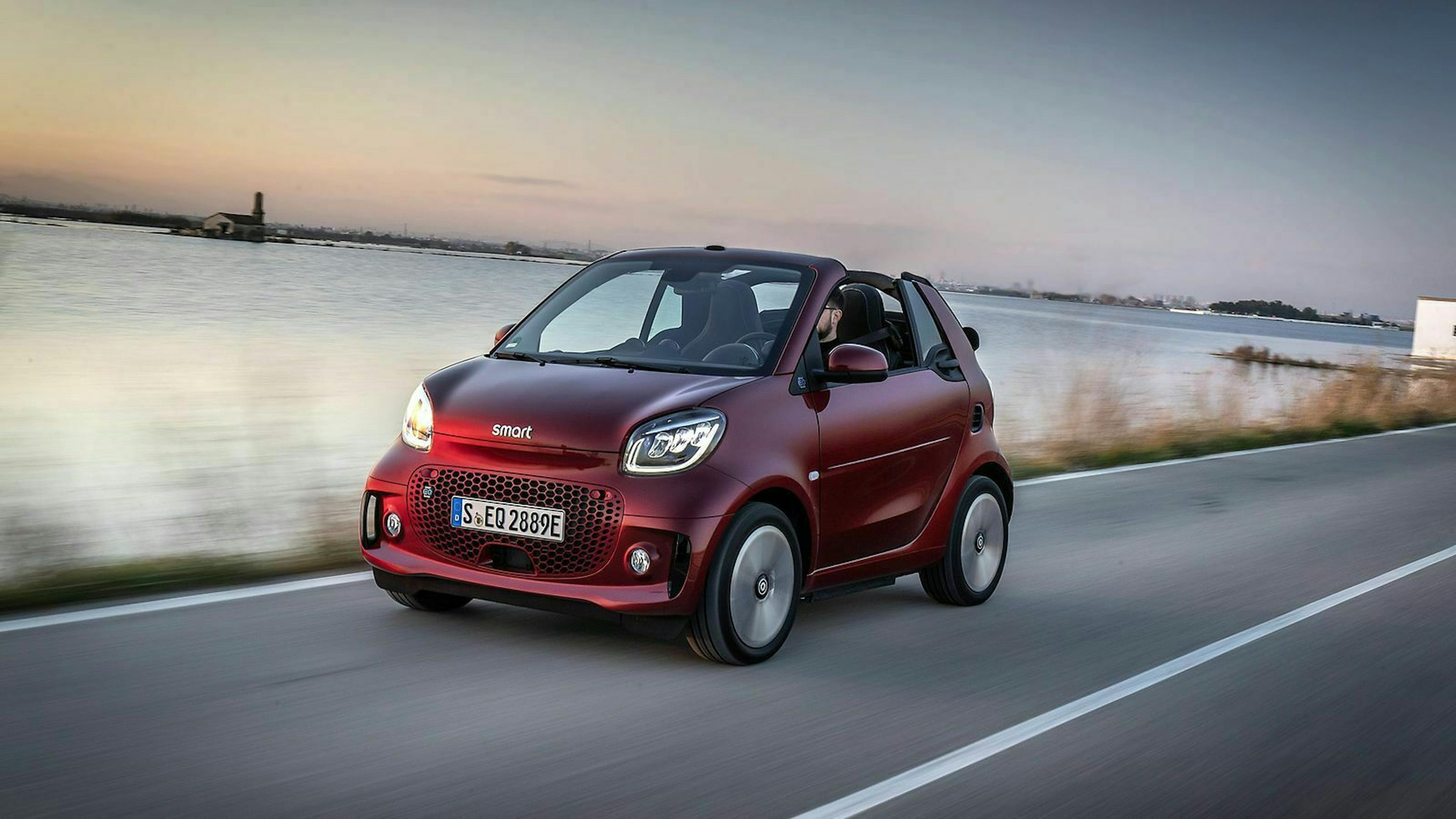 Zu sehen ist das Smart ForTwo EQ Cabrio