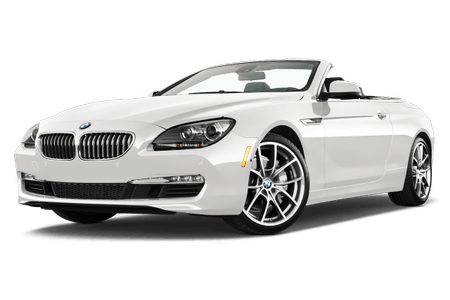 Weißes Cabrio mit offenem Dach, elegantes Design, markante Scheinwerfer und BMW-Logo. Seitenansicht auf weißem Hintergrund.