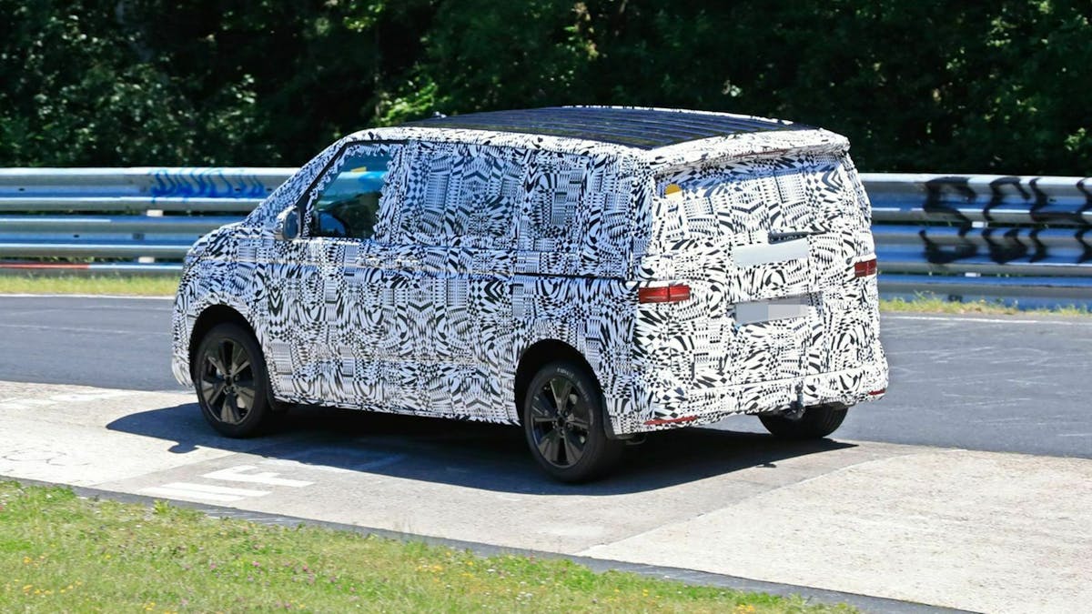 Zu sehen ist der neue VW T7 von hinten