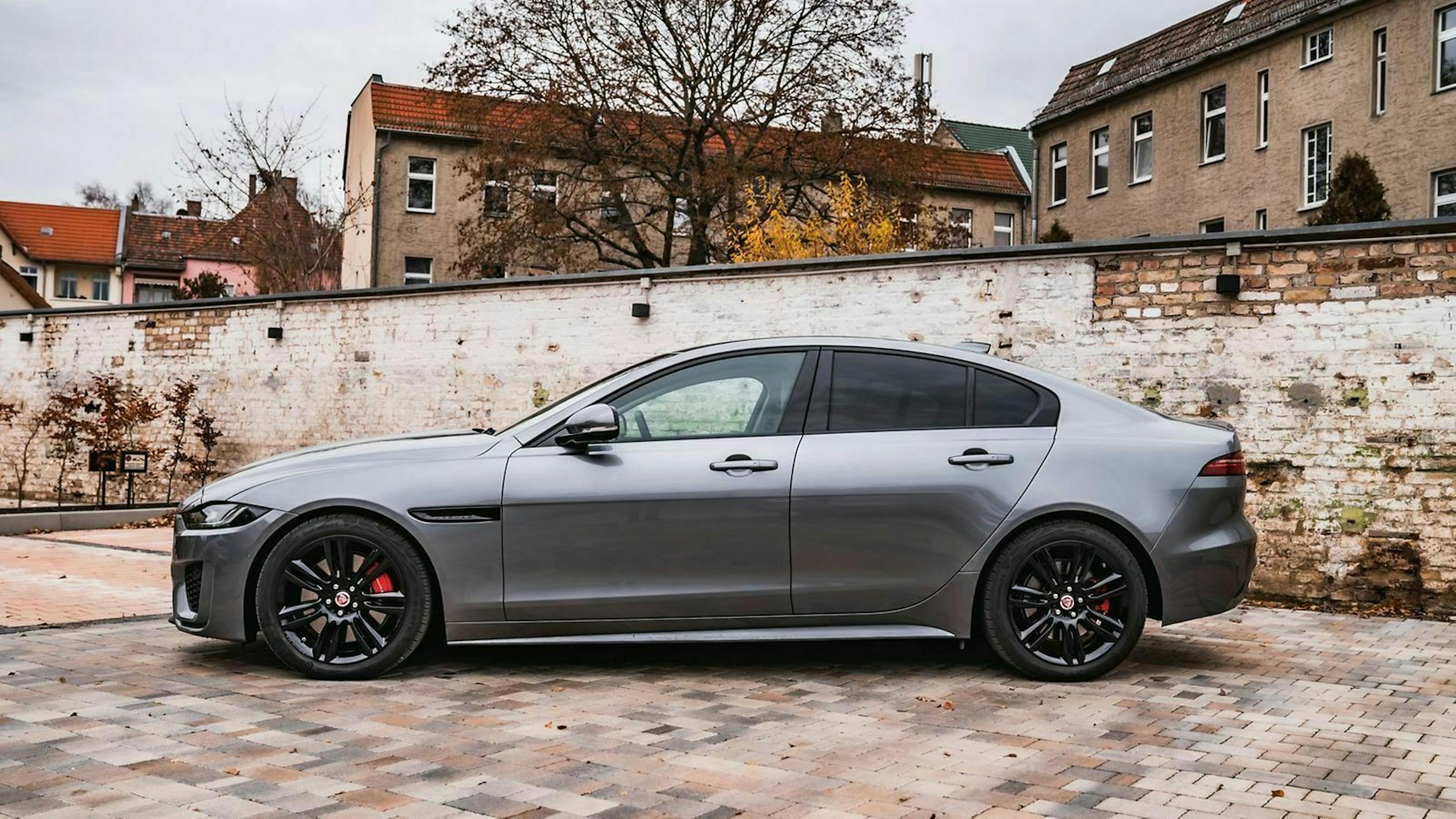 Grauer Jaguar XE in der Seitenansicht, stehend