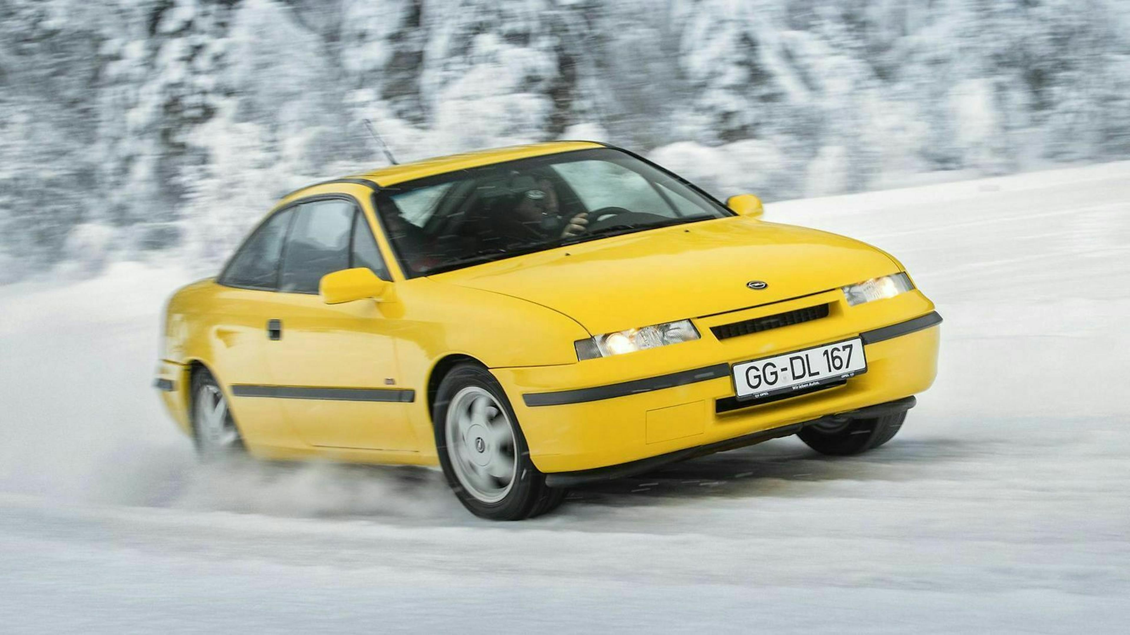 Gelber Opel Calibra im Schnee