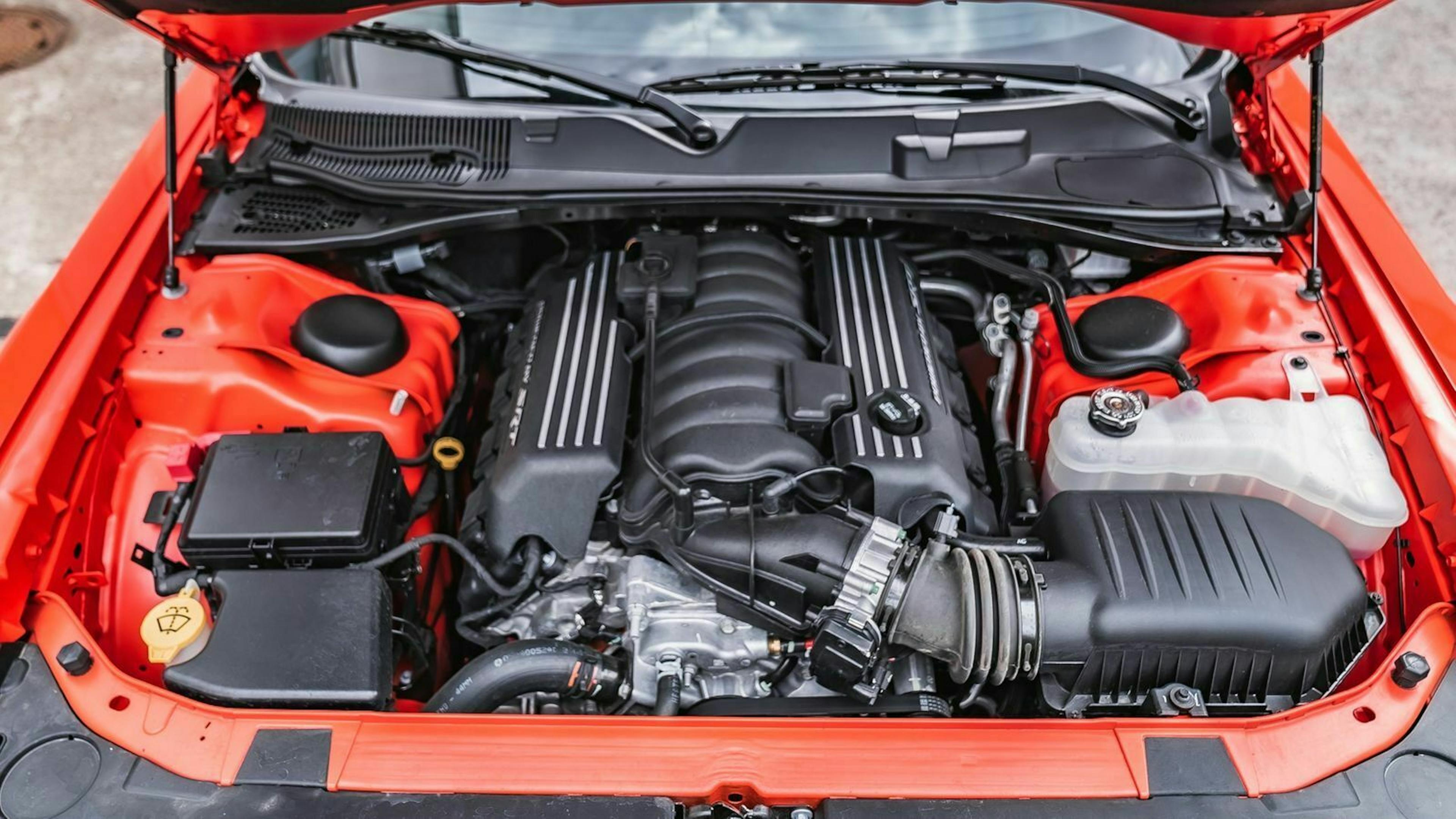 Dodge Challenger Blick unter die Motorhaube