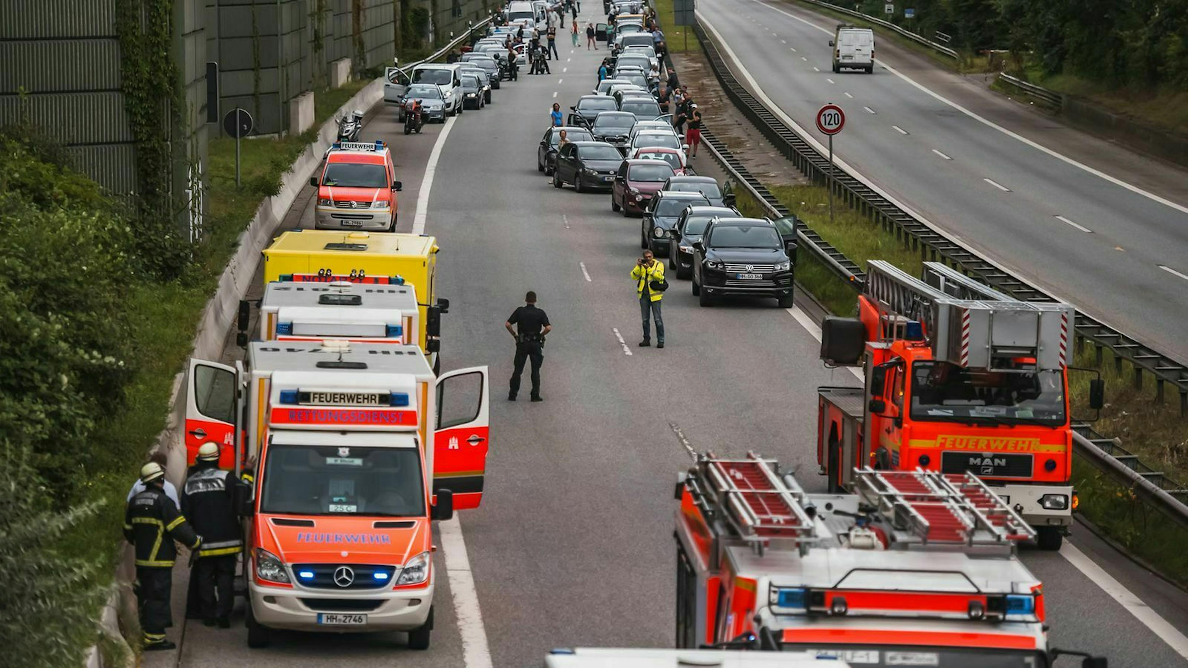 Rettungskräfte sind durch die Rettungsgasse am Unfallort angekommen.