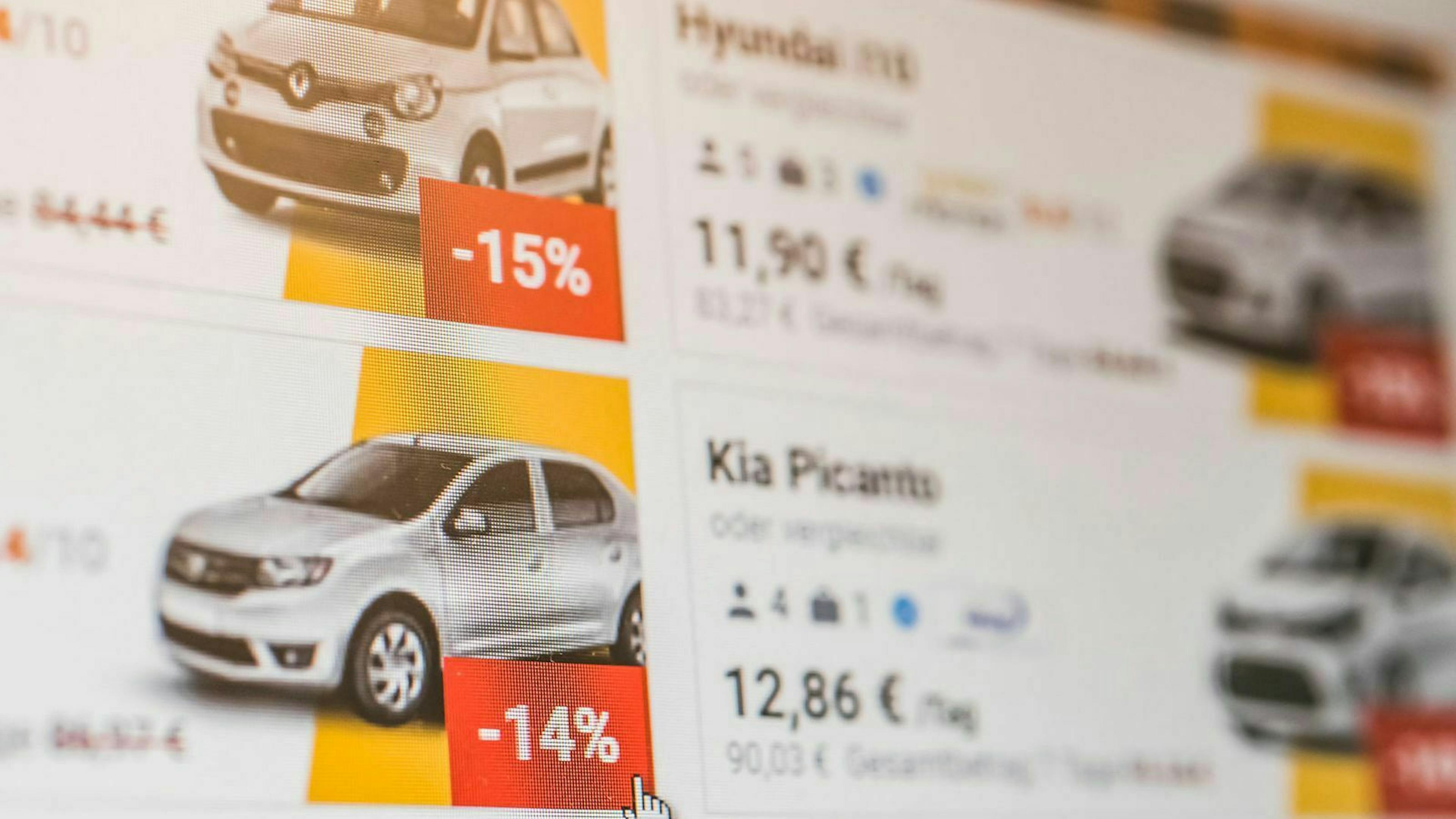 In der Online-Buchungsmaske eines Vergleichsportal für Mietwagen sind verschiedene Angebote aufgeführt. 