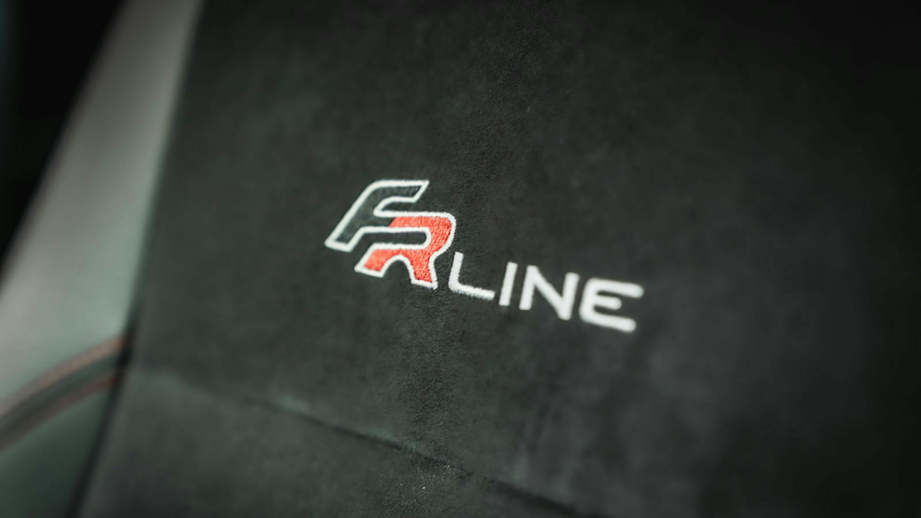 Zu sehen ist eine "FR-Line"-Stickerei auf den Sitzbezügen des Seat Alhambra