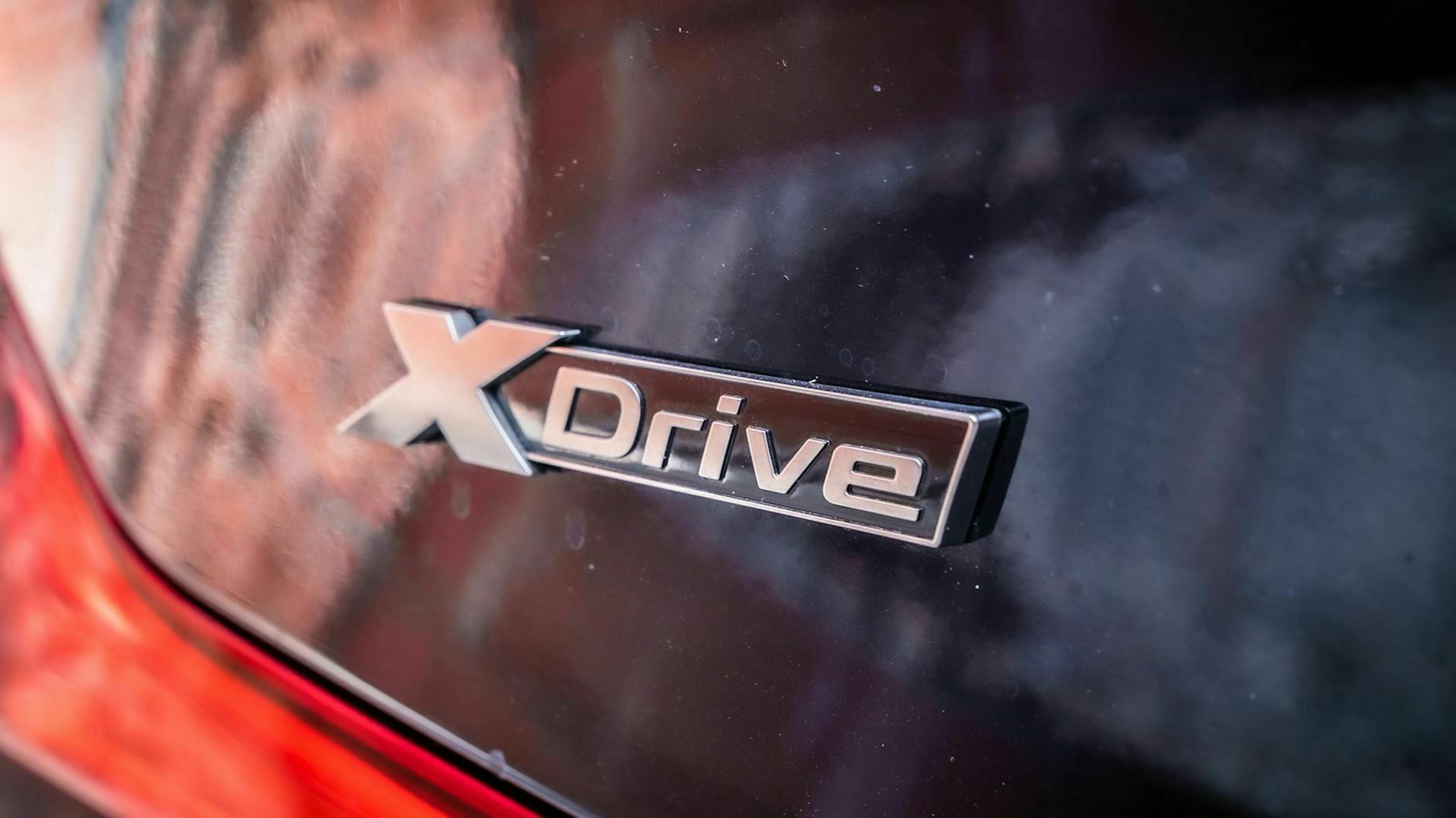 Zu sehen ist das "xDrive" Emblem am Heck des BMW M550d xDrive Touring