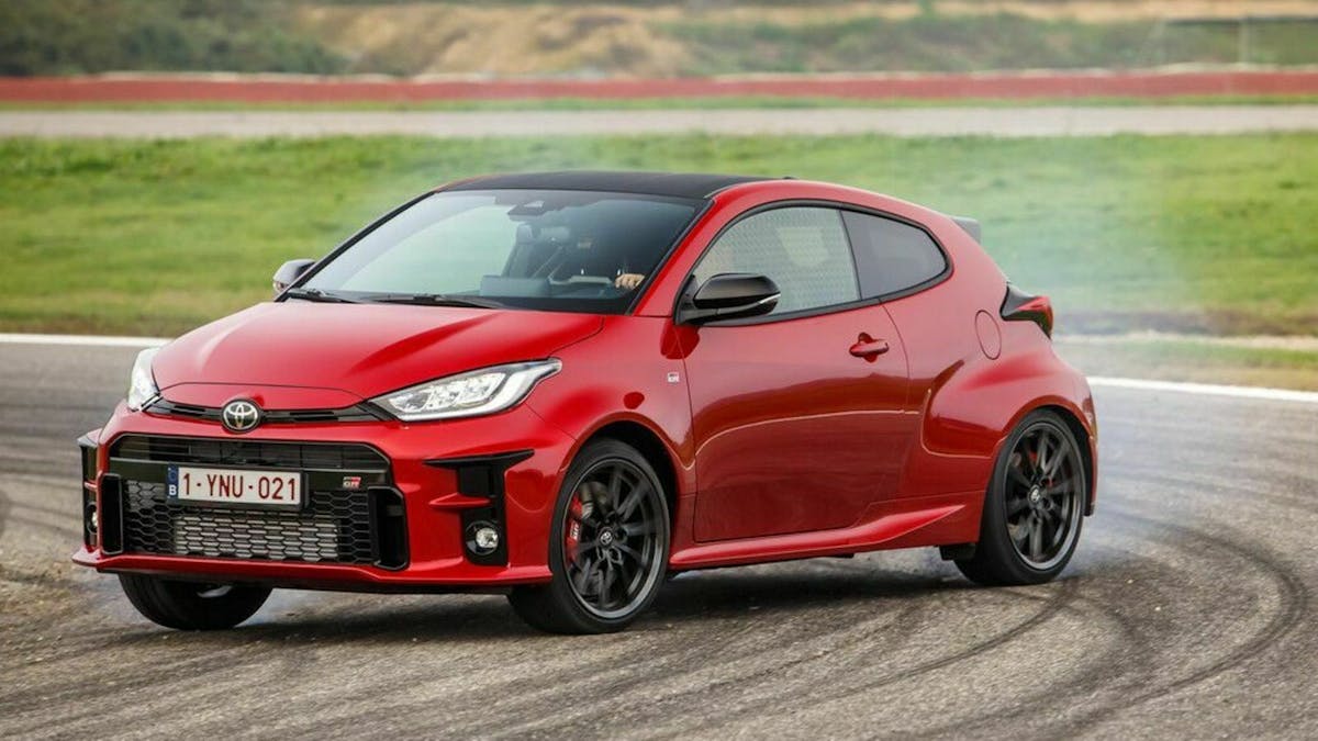 Zu sehen ist der Toyota GR Yaris Estoril, fahrend