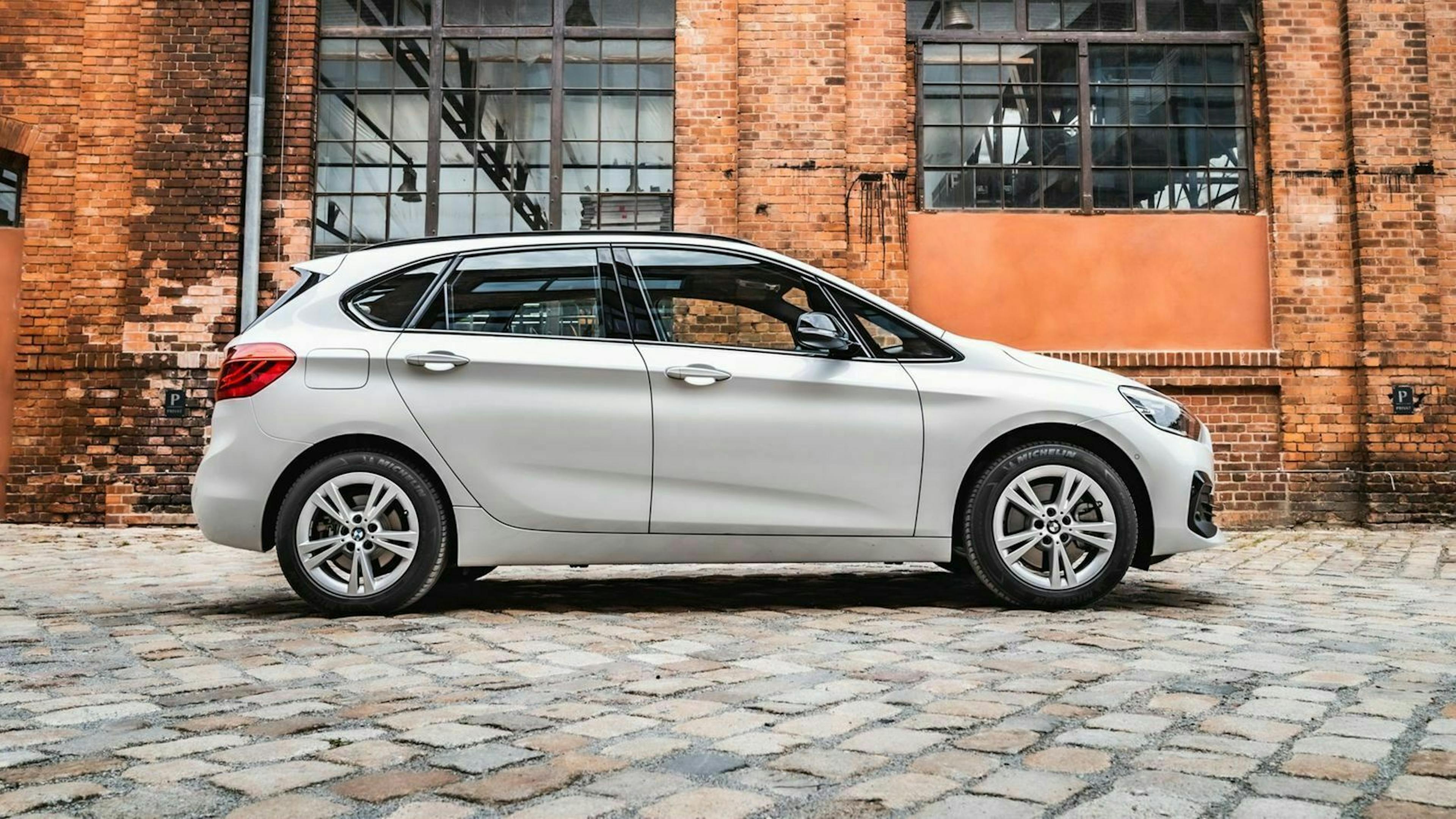 BMW 225 xe Test in Seitenansicht