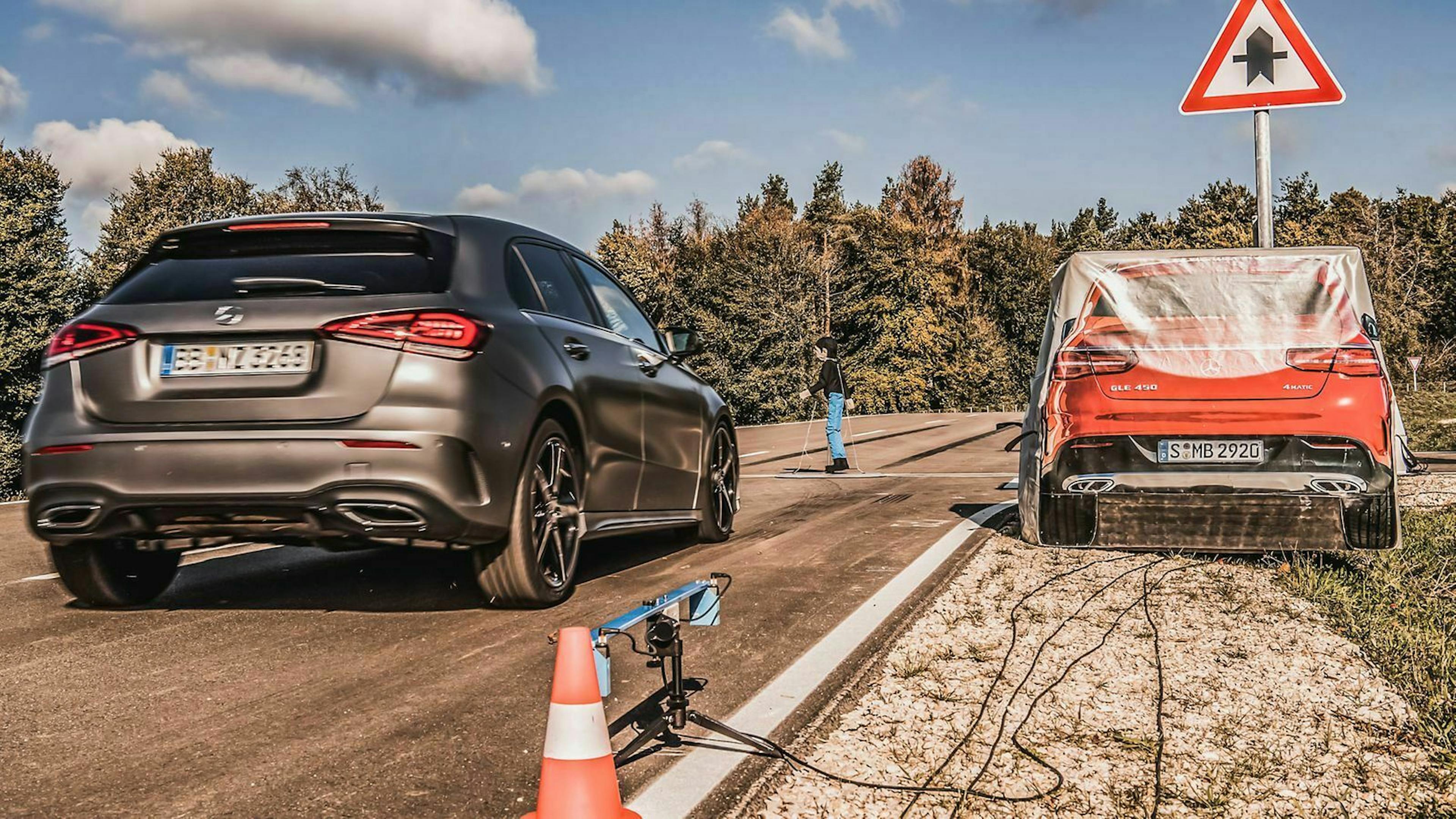 Eine graue Mercedes A-Klasse bremst vor einem Fußgänger-Dummy.