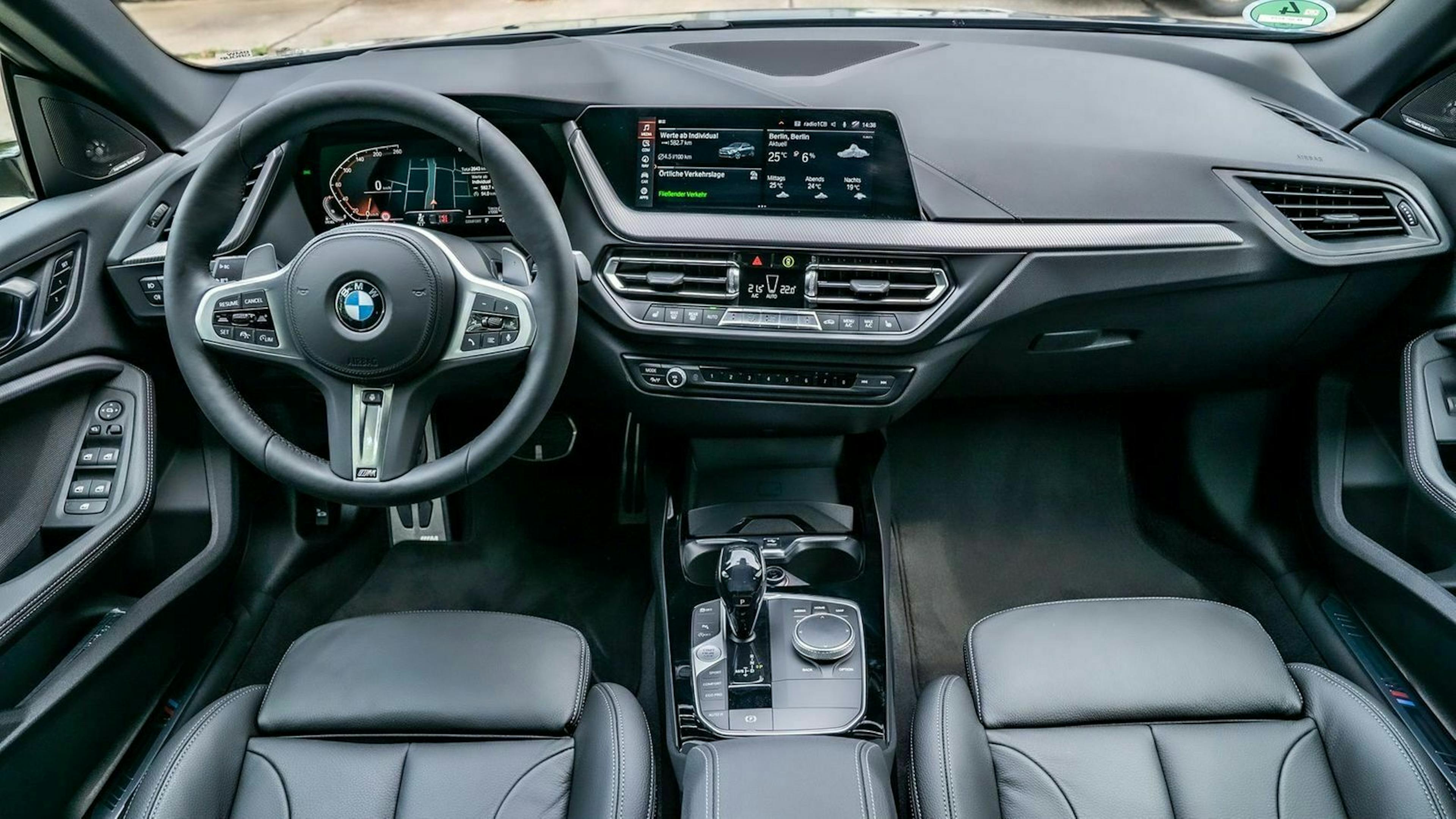Sicht auf die Vordersitze des BMW 2er 