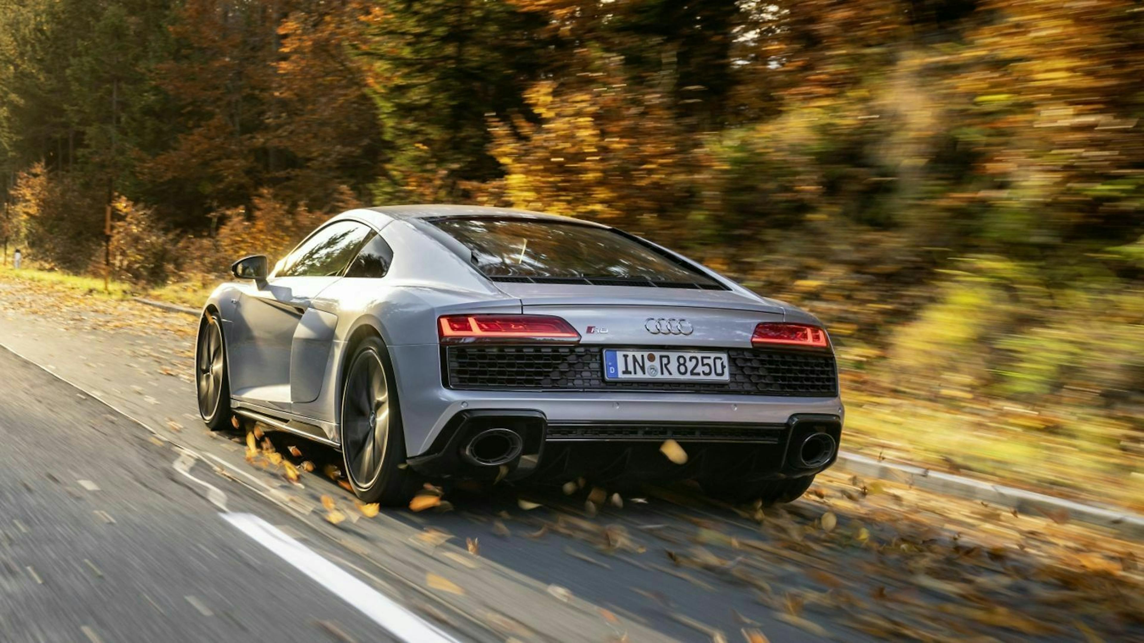 Audi R8 Coupé in der Heckansicht, fahrend