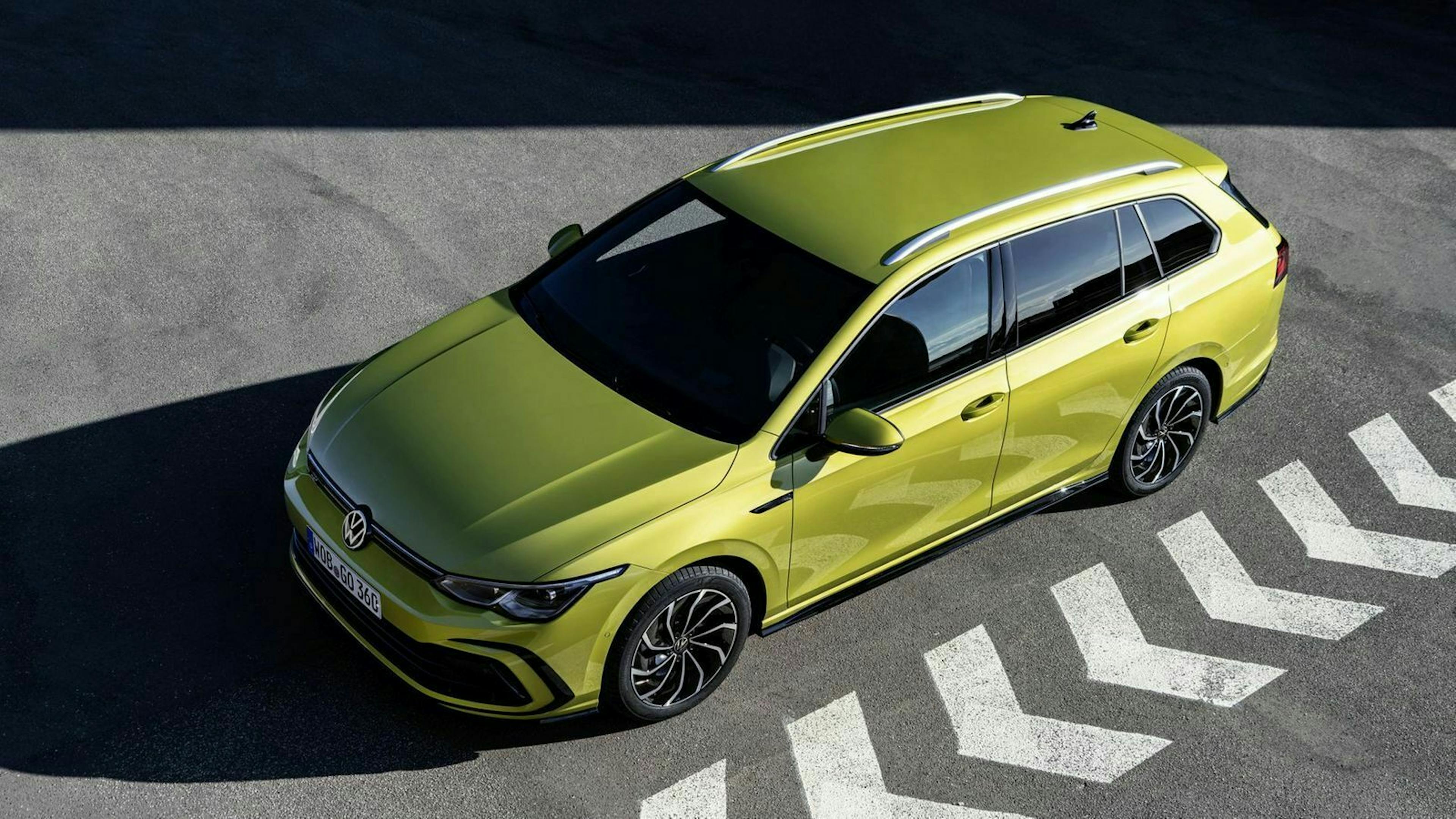 Zu sehen ist der VW Golf 8 Variant von oben