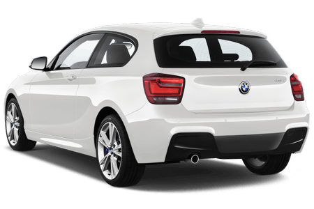 Weißer Kompaktwagen mit dreitürigem Design, sichtbarem BMW-Logo und markanten Rückleuchten, auf weißem Hintergrund.