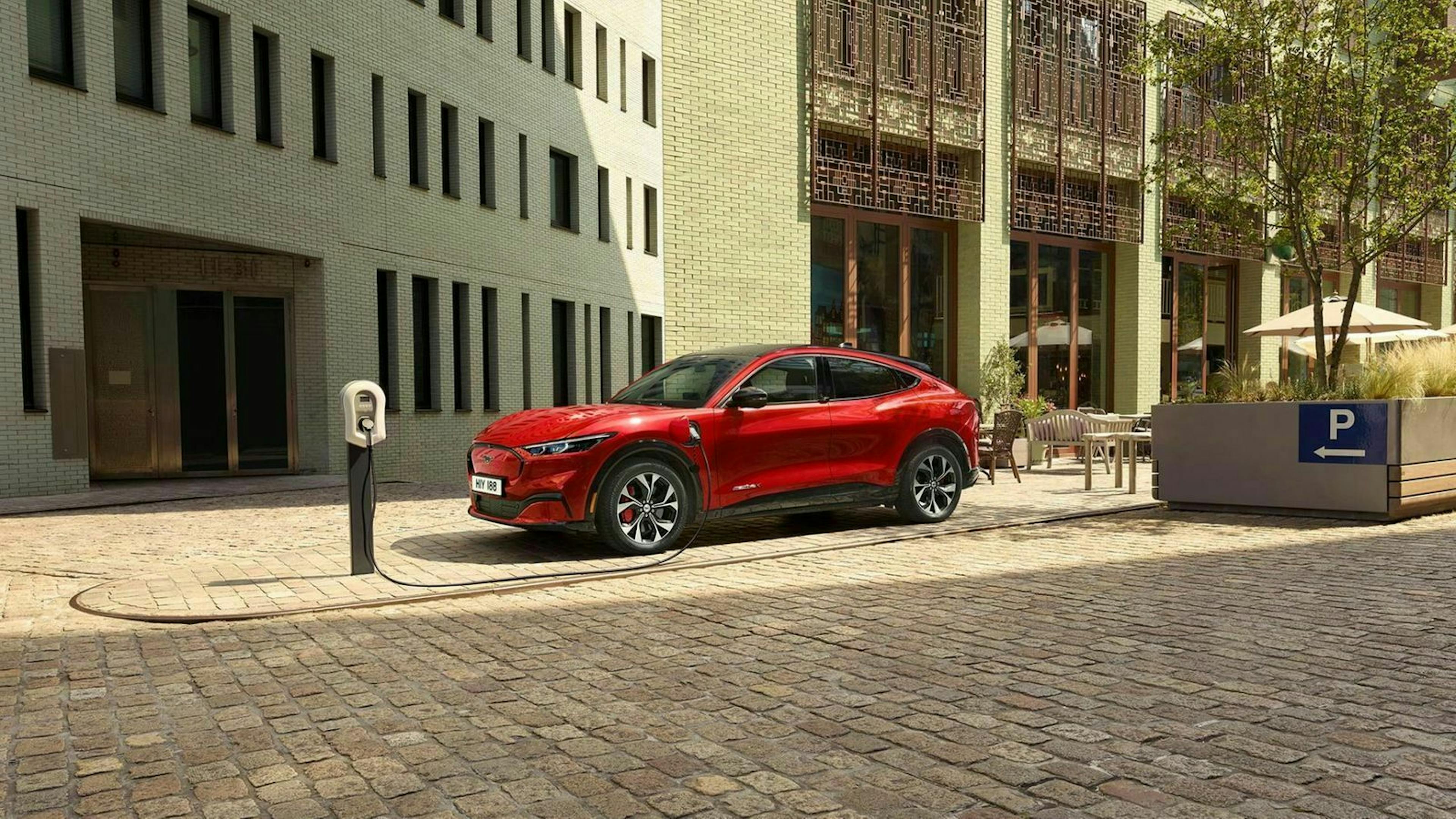 Der Ford Mustang Mach-E in an einer Ladesäule