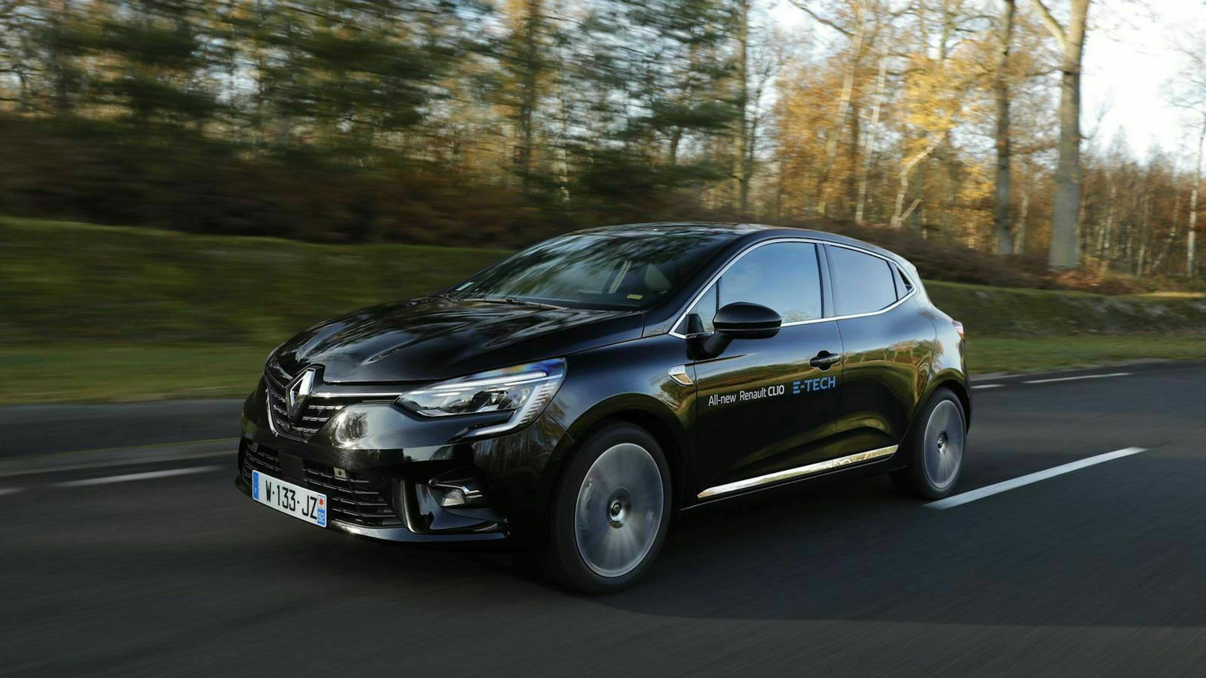 Zu sehen ist der Renault Clio e-Tech Hybrid, fahrend