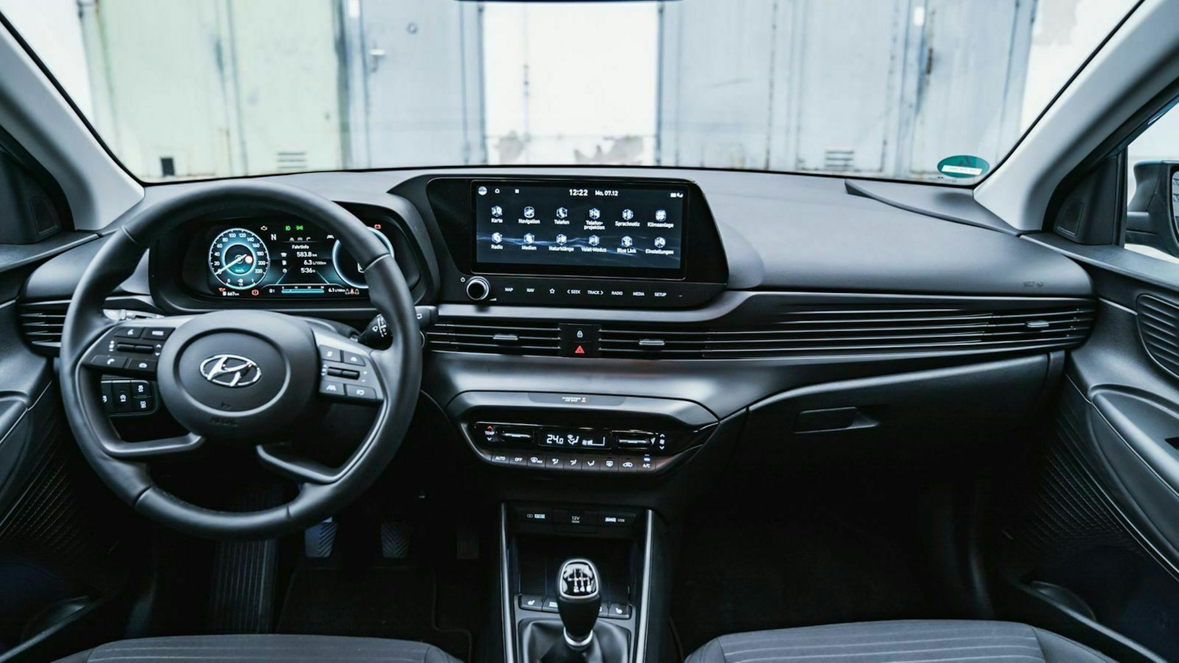 Zu sehen ist das Cockpit des Hyundai i20 2020 