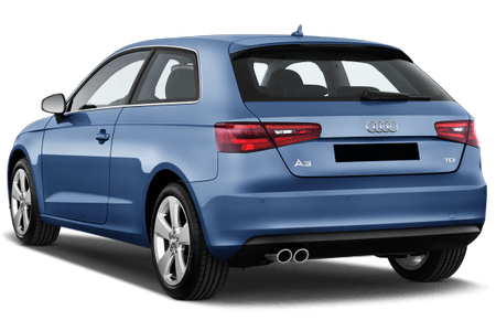Blauer Audi A3, Dreitürer, Heckansicht. Sichtbar sind die Rücklichter, das Logo und die doppelte Auspuffanlage. Fahrzeug steht still.