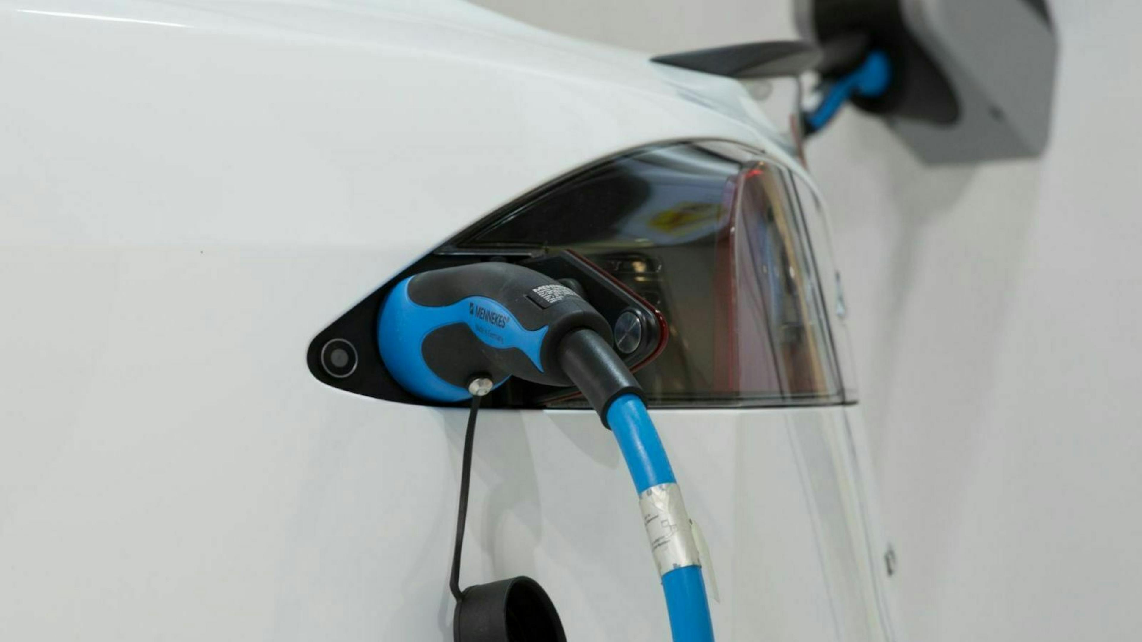 Zu sehen ist der Strom-Tank eines E-Autos