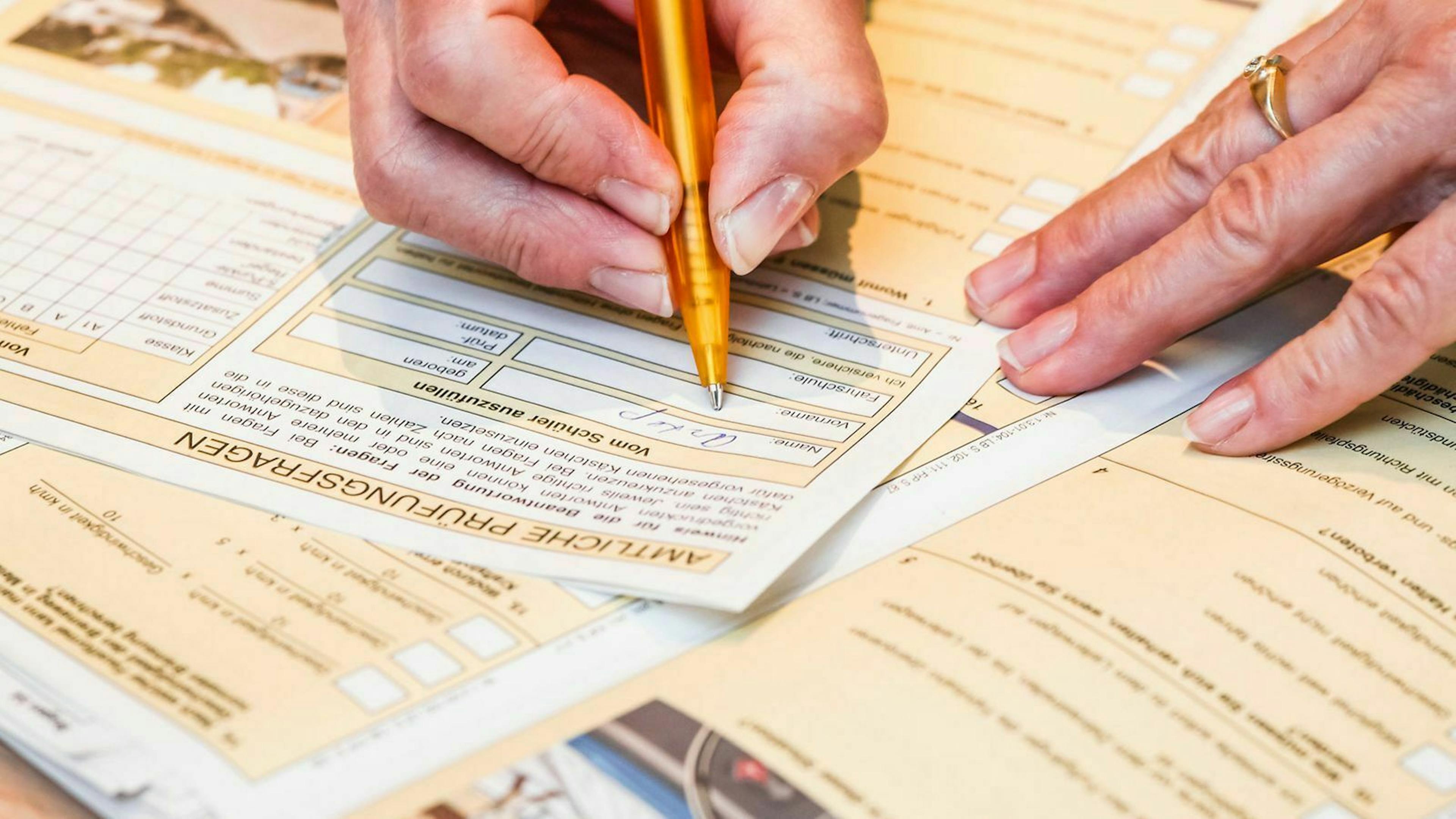 Radiergummi und Bleistift waren gestern. Im Zuge der Digitalisierung kann auch online am Computer gelernt werden.