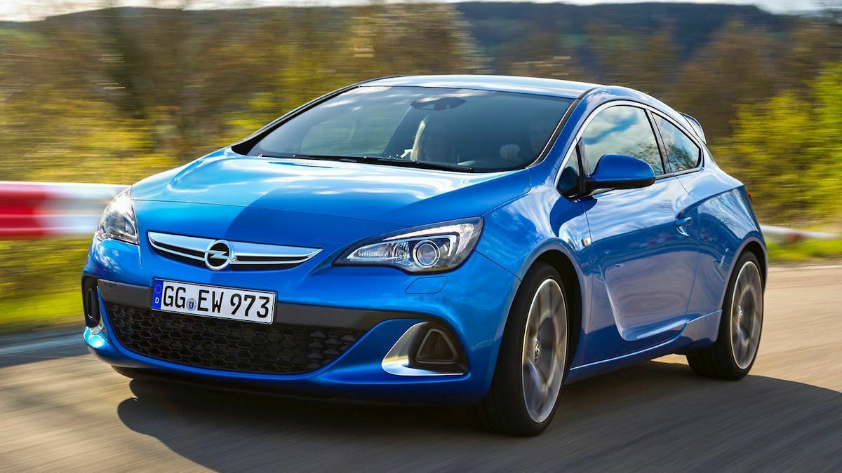 Opel Astra J OPC in der Frontansicht, fahrend