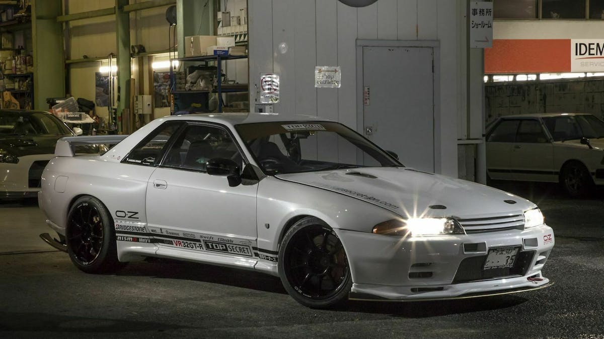 Zu sehen ist der Nissan Skyline, stehend