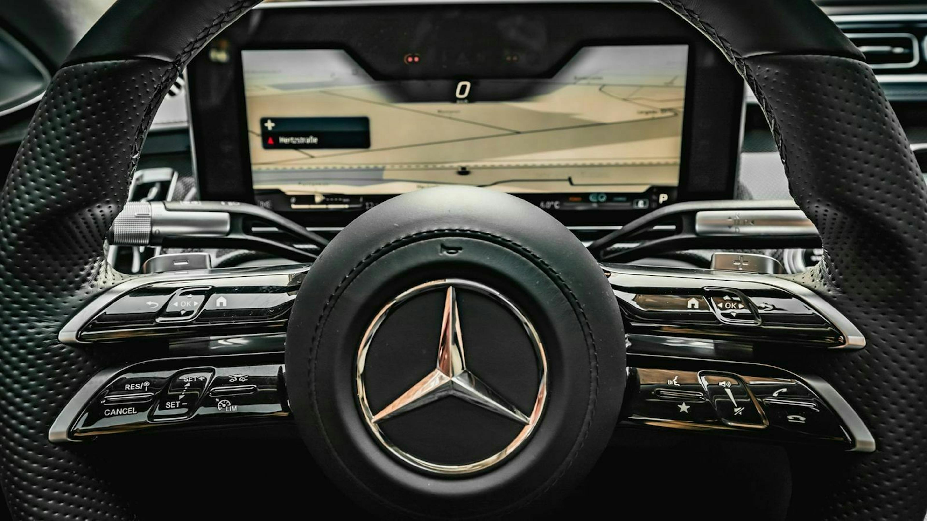 Zu sehen ist das Lenkrad der Mercedes_S-Klasse 2020