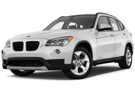 Weißer SUV mit BMW-Emblem, geparkt vor weißem Hintergrund. Sicht von schräg vorne links, schwarze Radkästen und silberne Felgen.