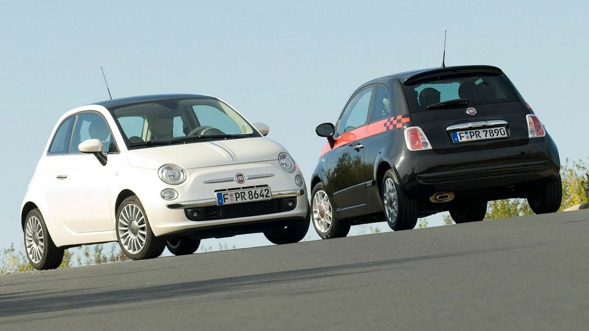 Zu sehen sind zwei Fiat 500 Modelle nebeneinander