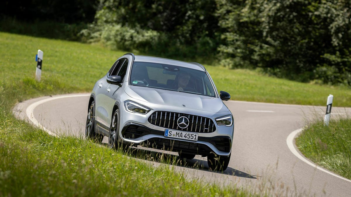 Mercedes-AMG GLA 45 Frontansicht dynamisch