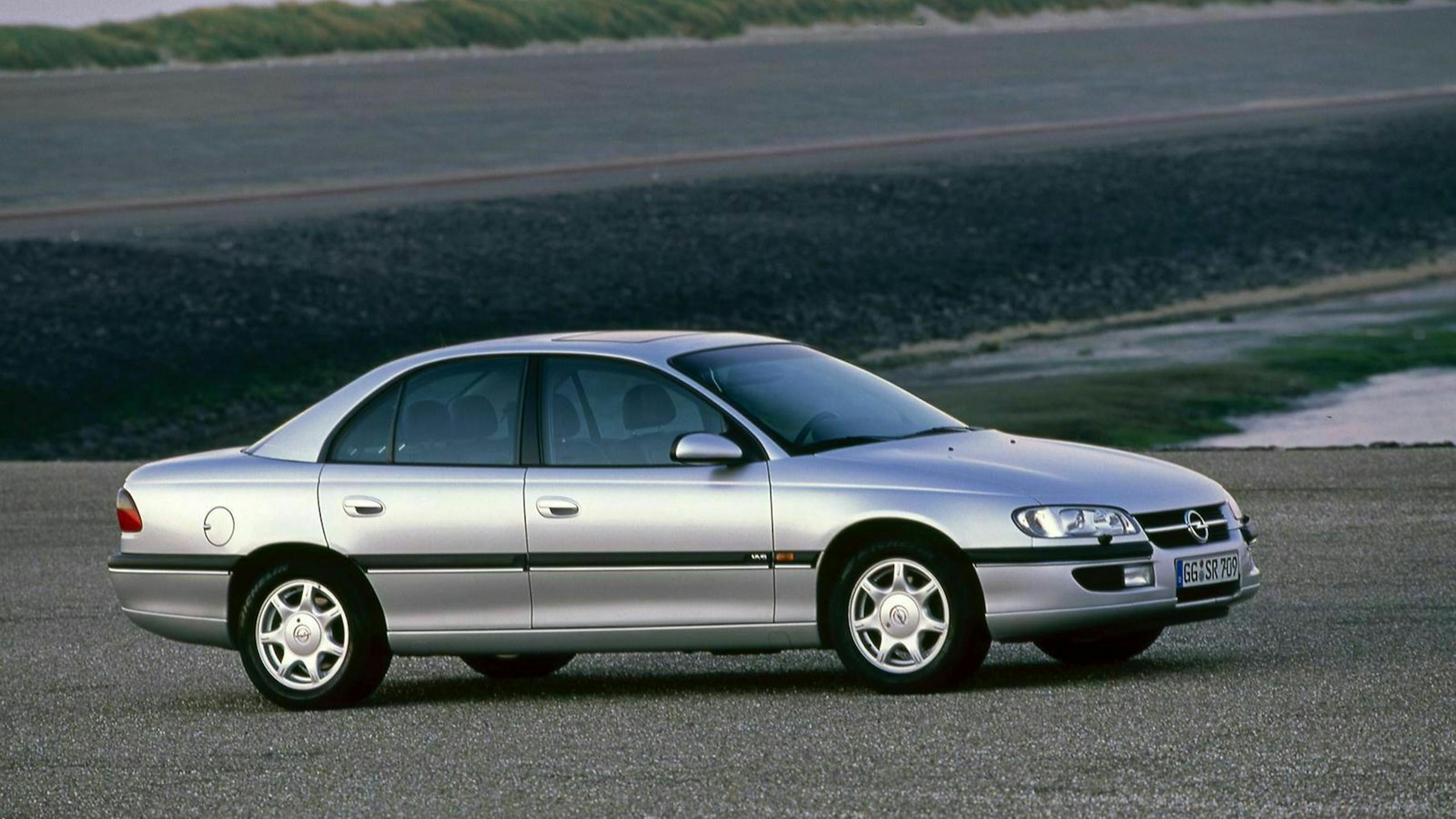 Silberner Opel Omega B in der Seitenansicht, stehend