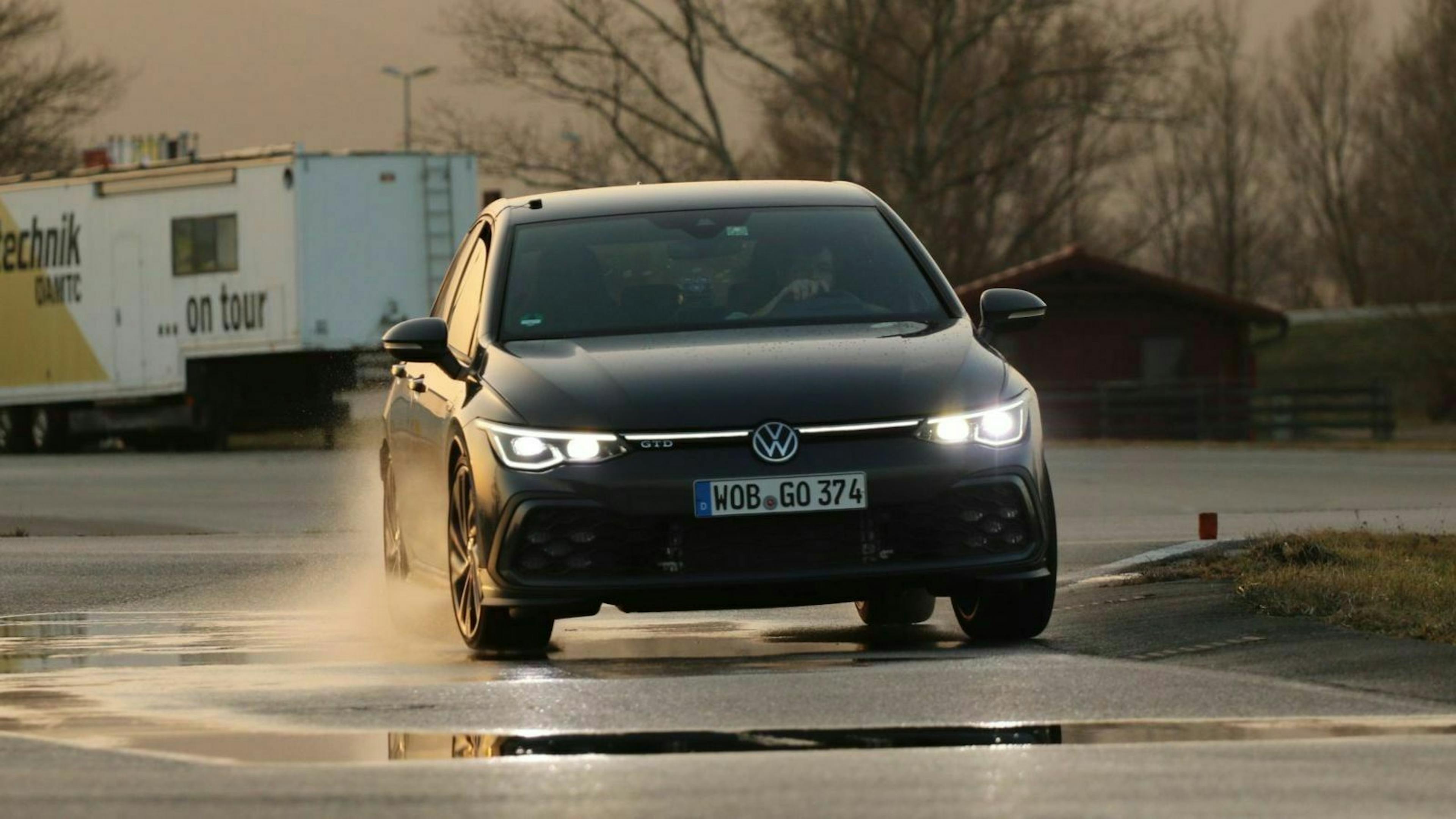 Zu sehen ist der VW Golf GTD von vorne