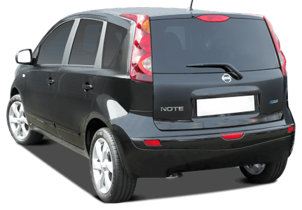 Schwarzer Nissan Note Kleinwagen von hinten, parkend, mit getönten Scheiben und silbernen Felgen.