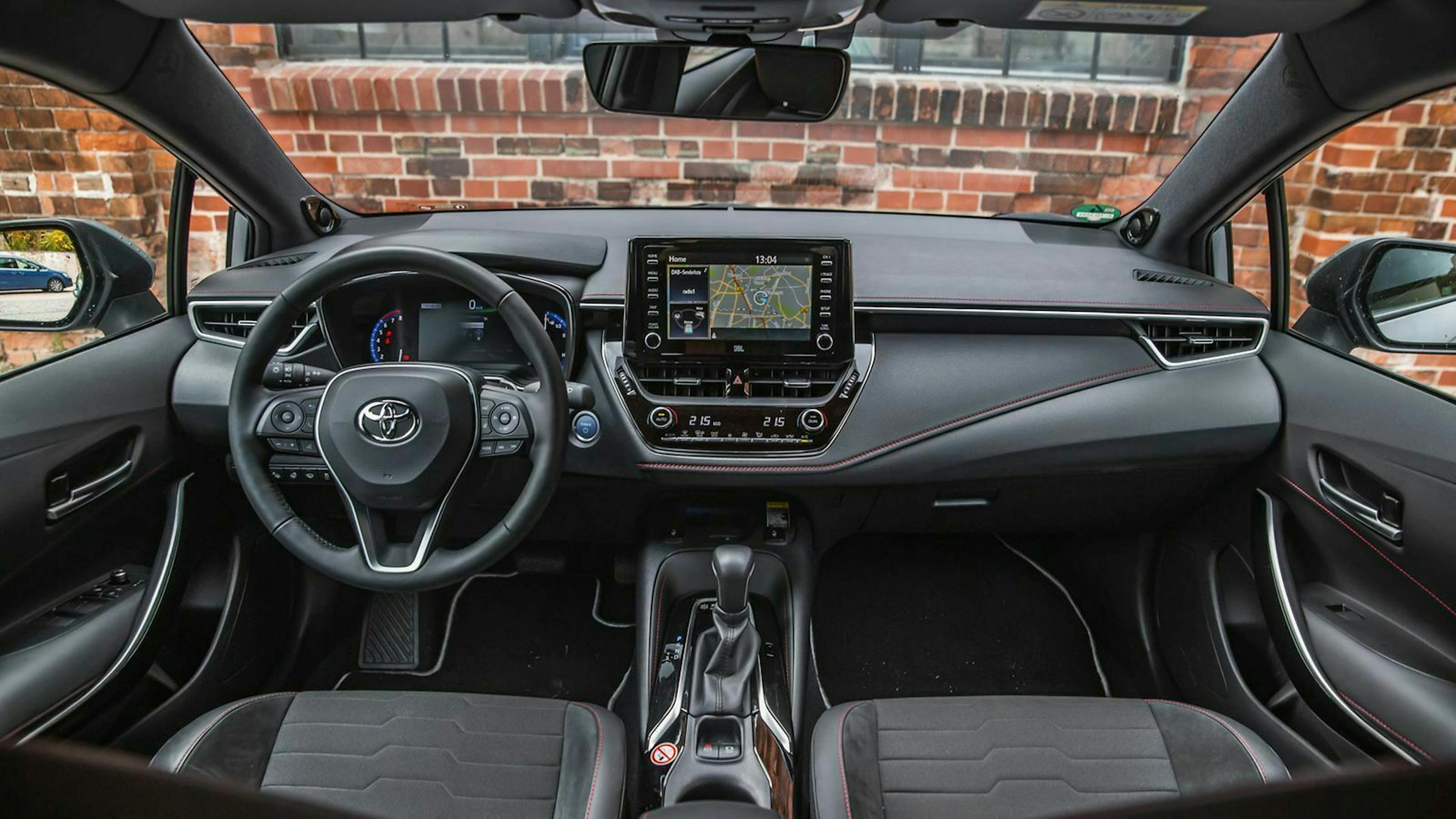 Toyota Corolla 2.0 Hybrid Cockpit