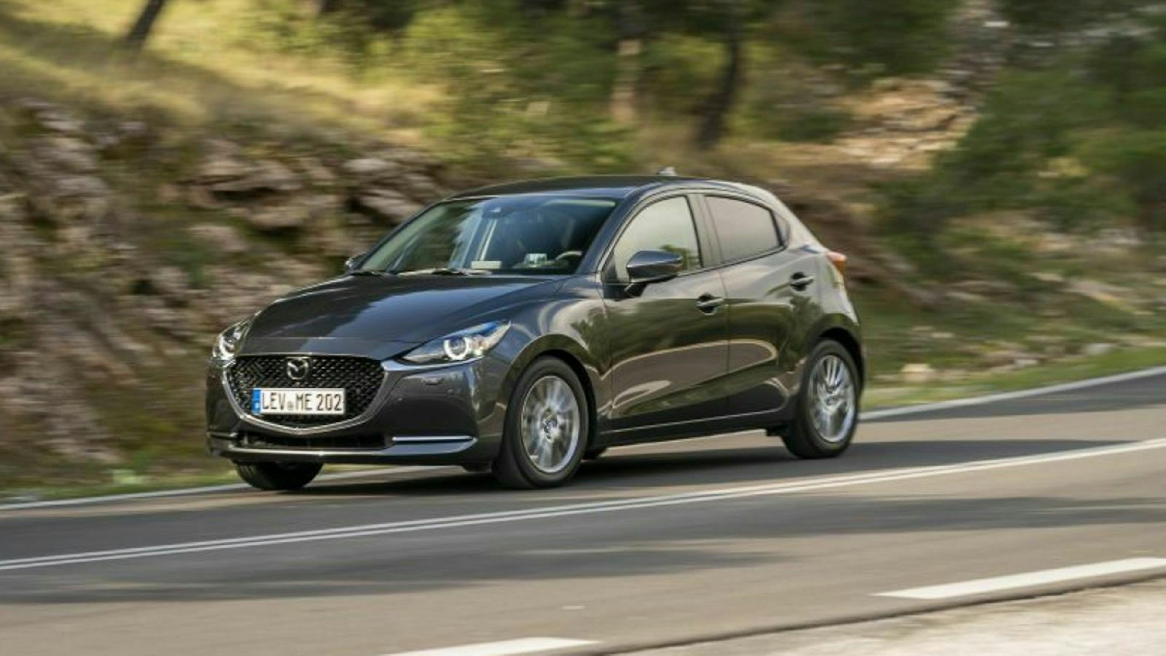 Mazda 2 auf Landstraße