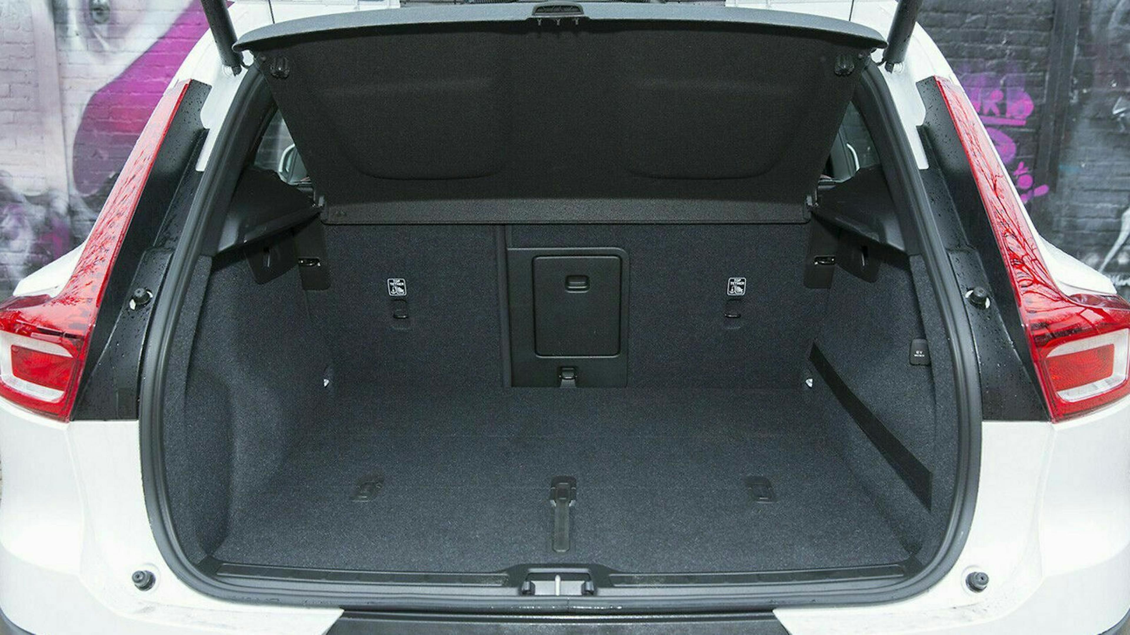 Der Volvo XC40 fasst etwas weniger mit seinem Kofferraumvolumen von 460 – 1.336 l. 