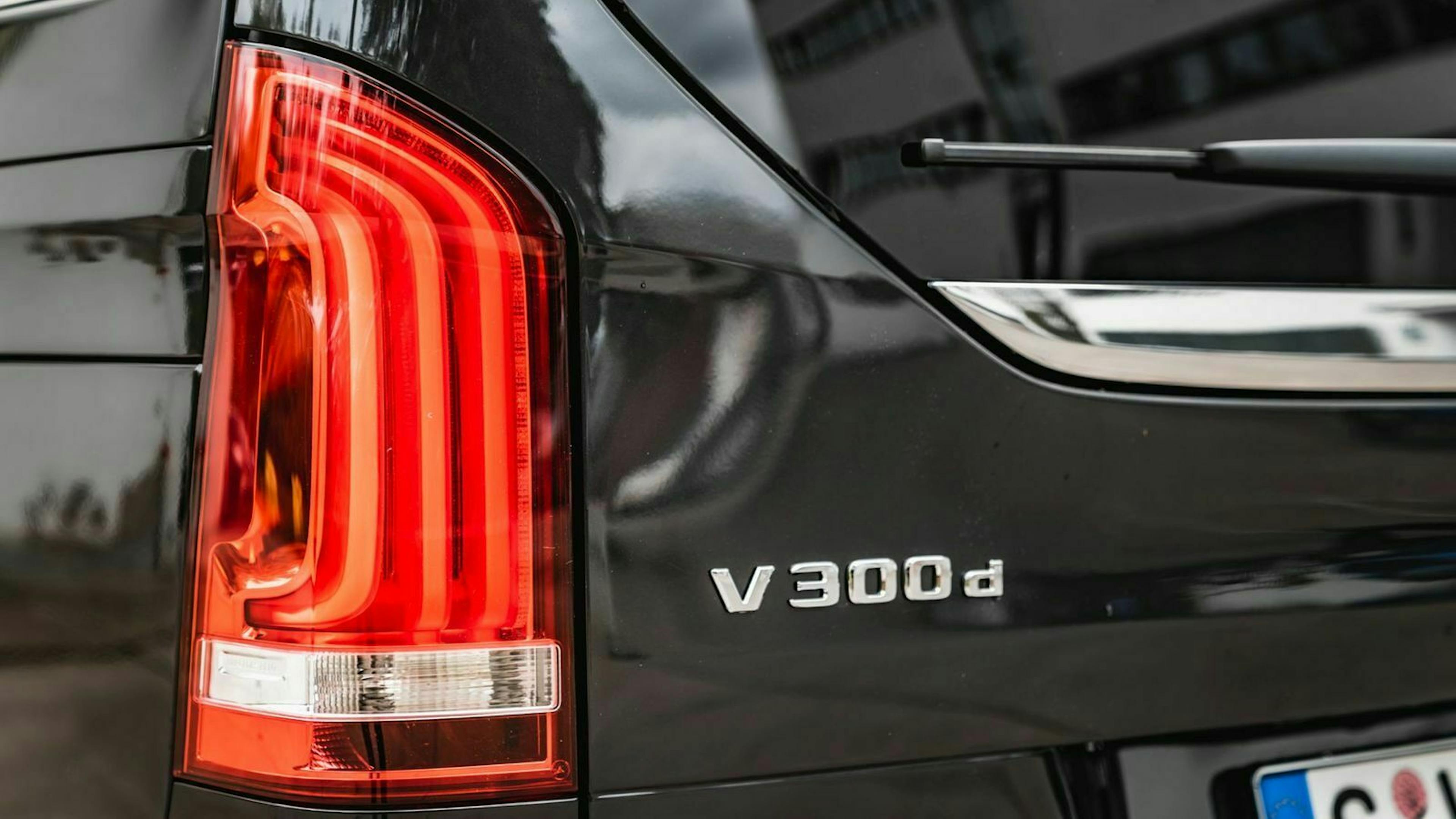 Zu sehen ist das "V300d"-Emblem am Heck des Mercedes
