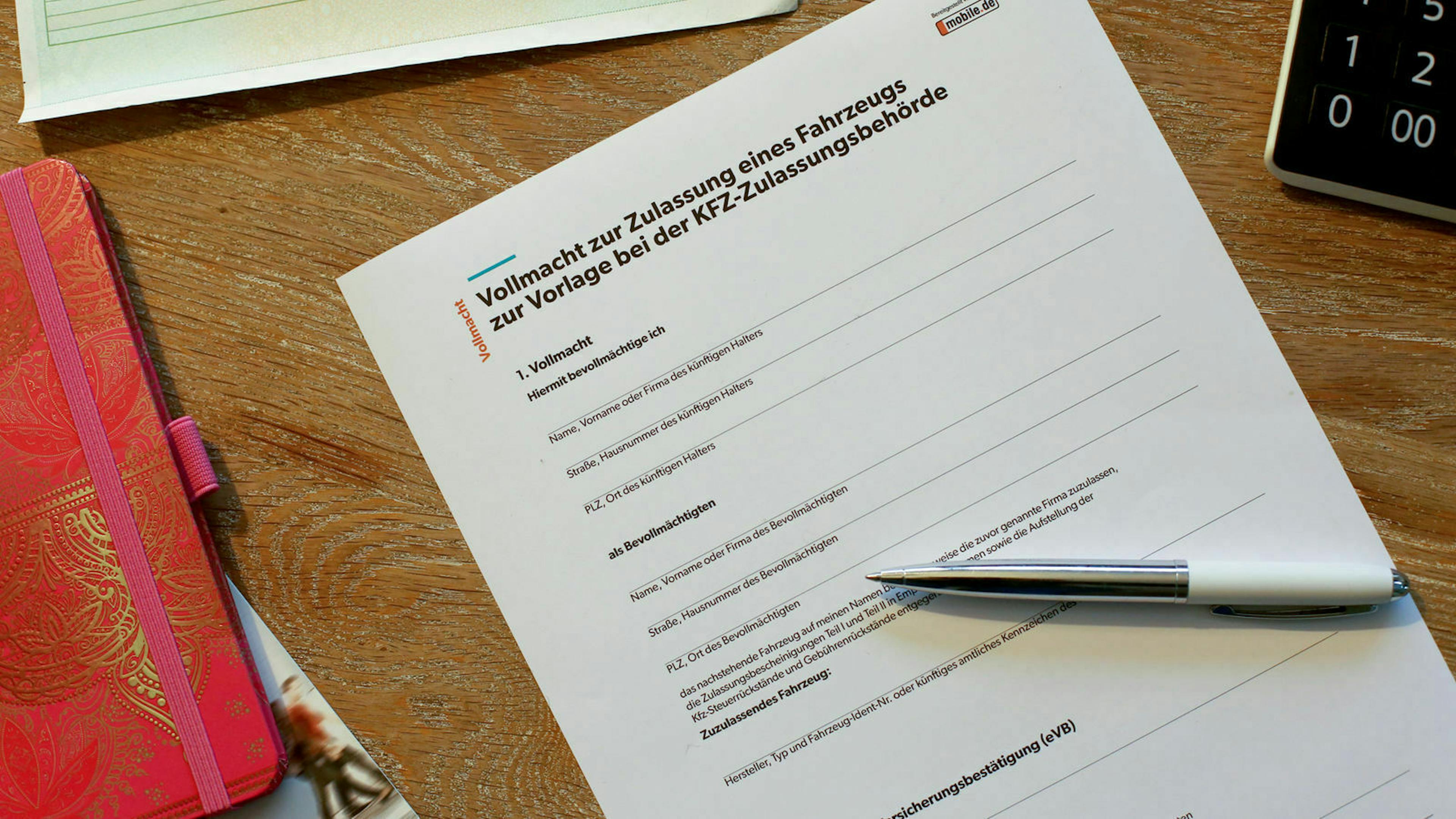 Eine Abbildung, die eine ausgedruckte Vollmacht zur Kfz-Zulassung auf einem Schreibtisch zeigt