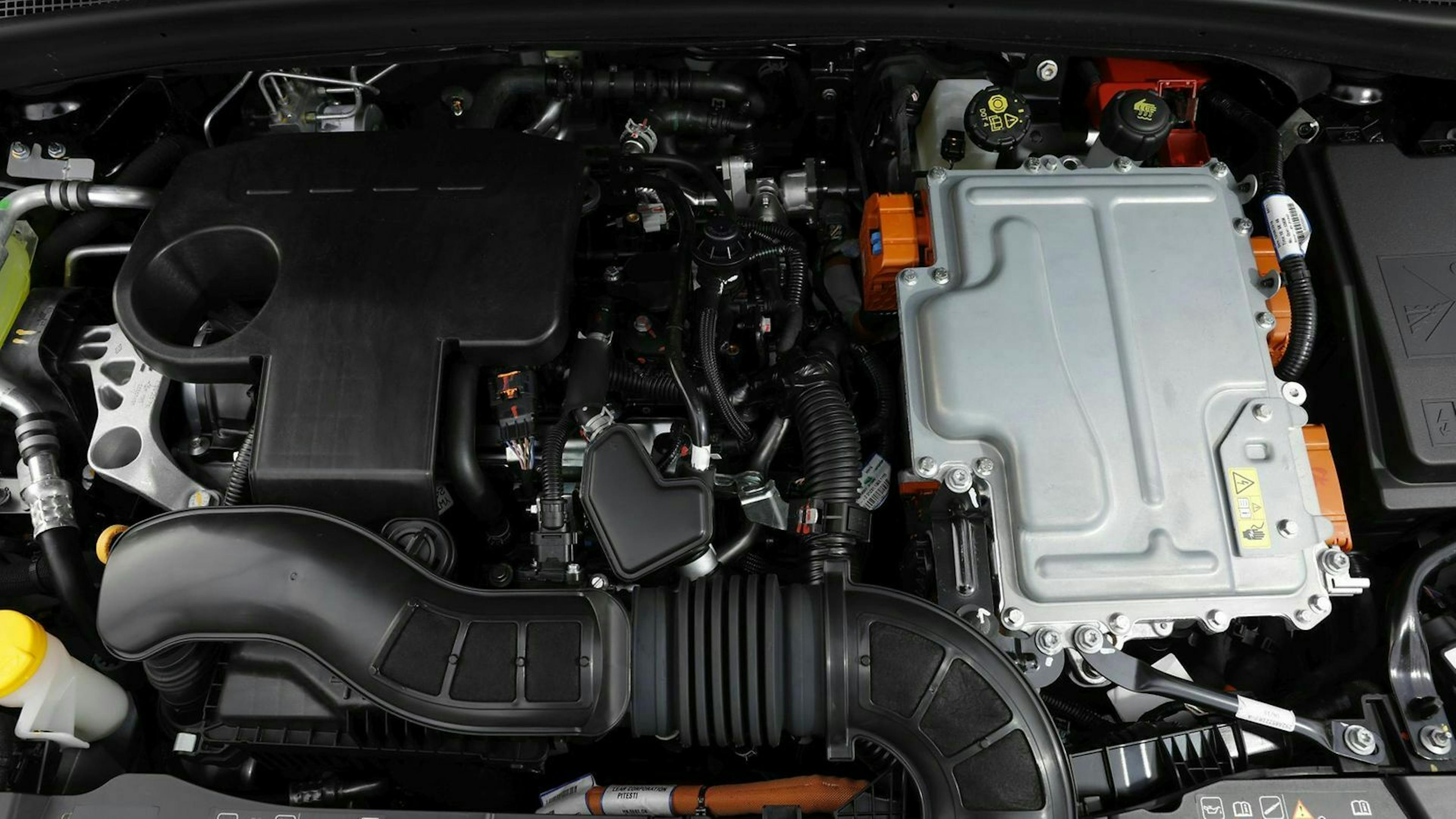 Zu sehen ist der Motor des Renault Clio e-Tech Hybrid