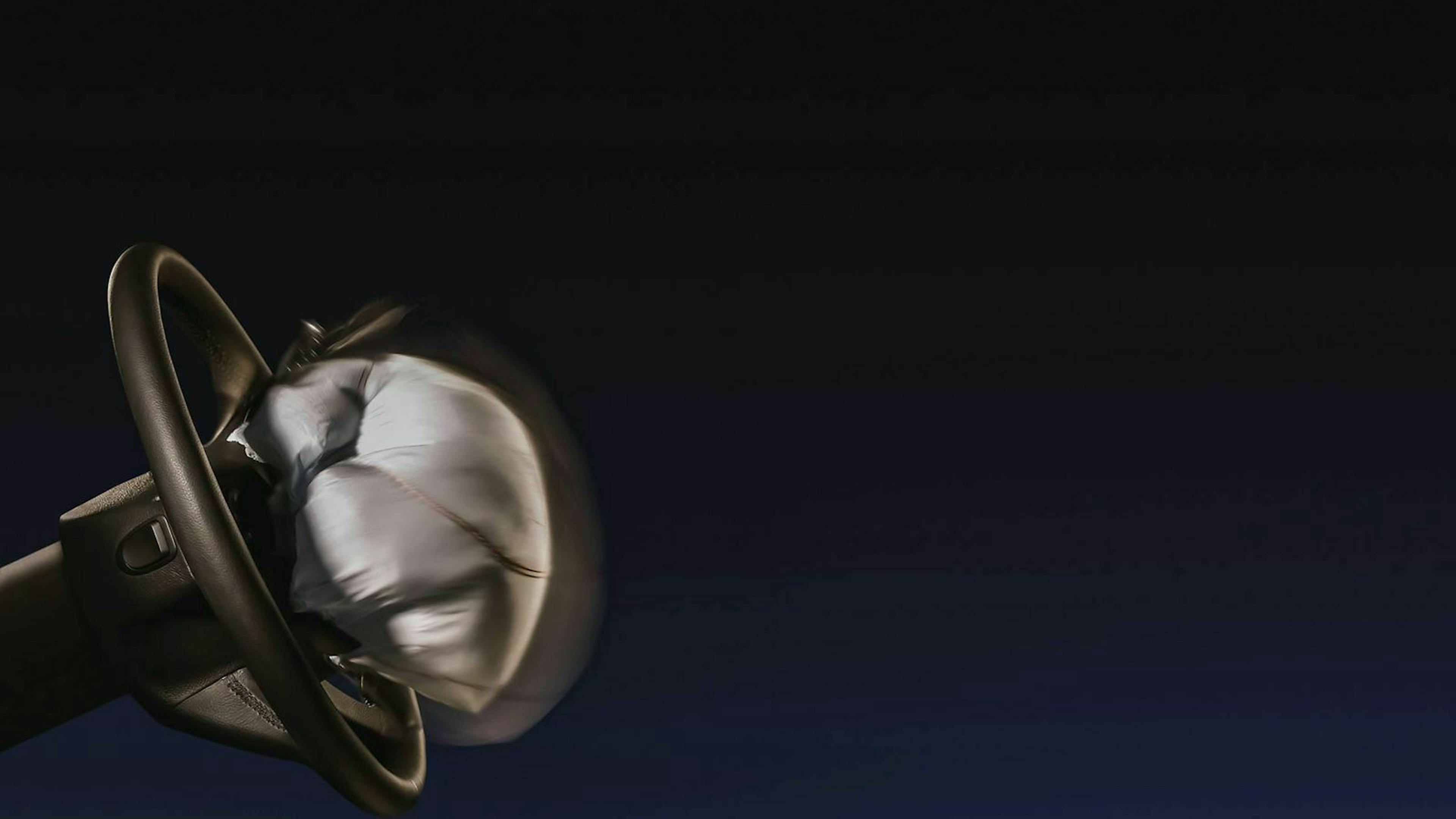 Im Fall eines Unfalls wird der Airbag durch den Aufprall aktiviert und entfaltet. Dazu bläst er sich mit Luft auf.