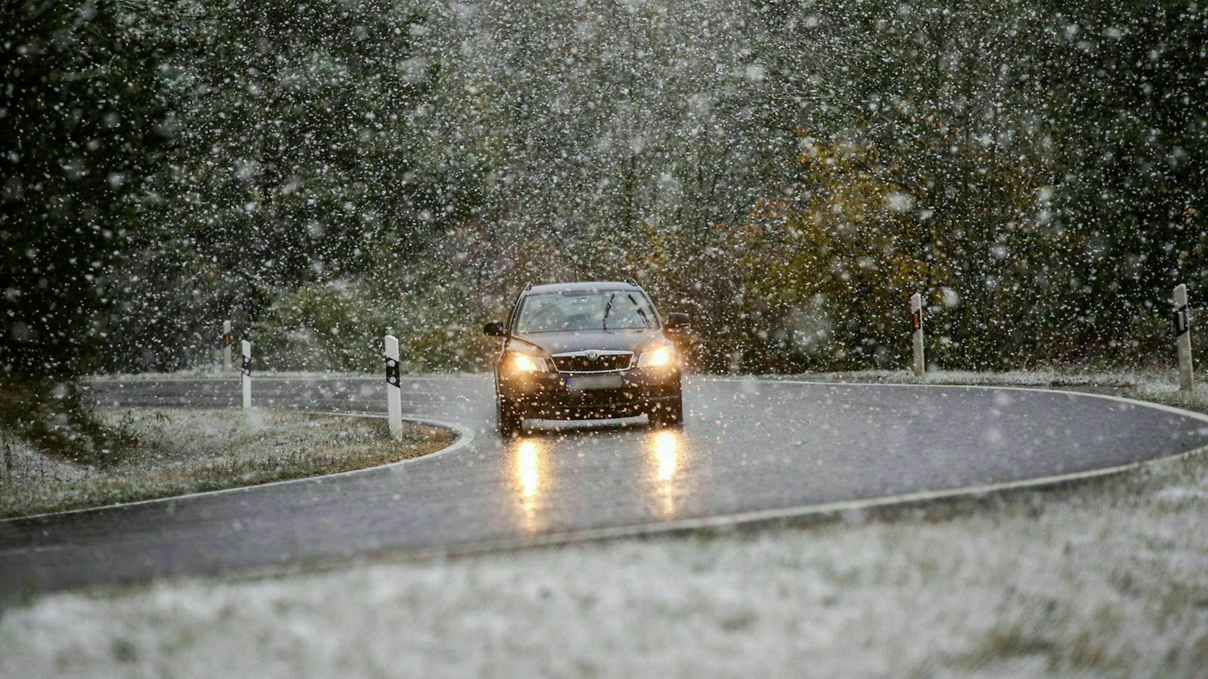 Ein Auto durchfährt eine Kurve