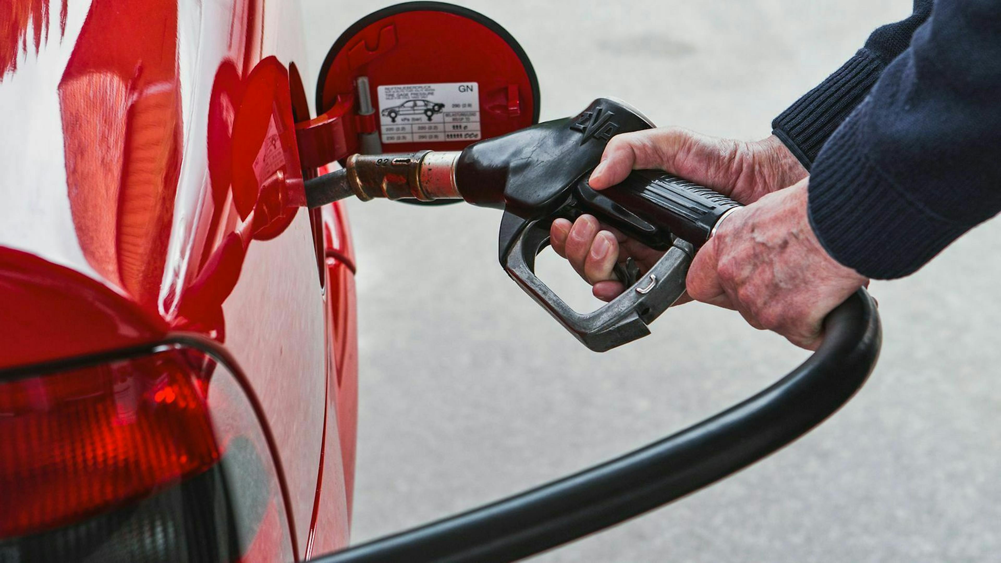 Manche Hersteller empfehlen für hochmotorisierte Fahrzeuge, Super Plus zu tanken. 