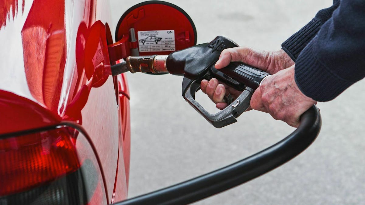 Manche Hersteller empfehlen für hochmotorisierte Fahrzeuge, Super Plus zu tanken.