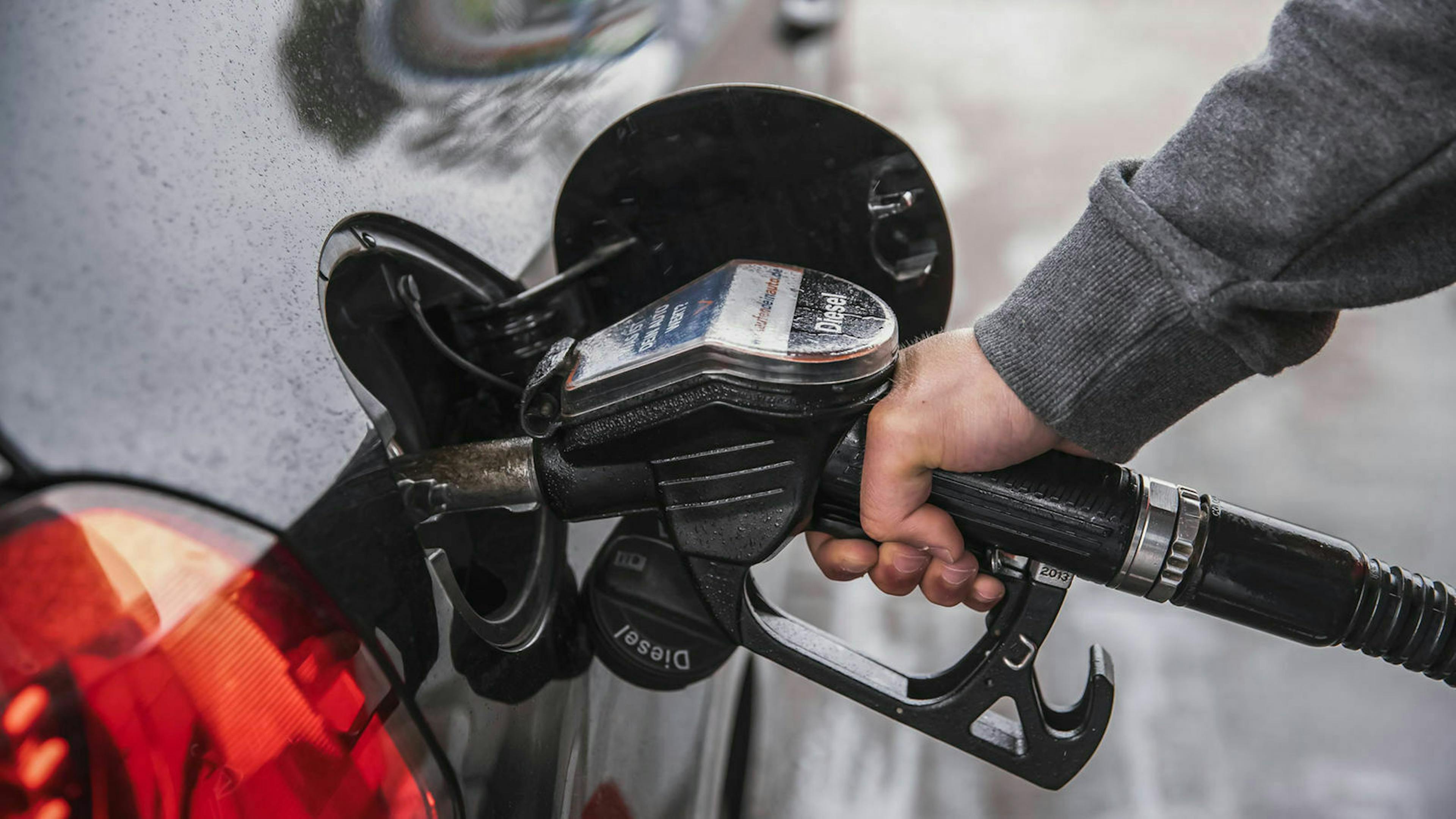 Zu sehen ist ein Auto, das an der Tankstelle befüllt wird