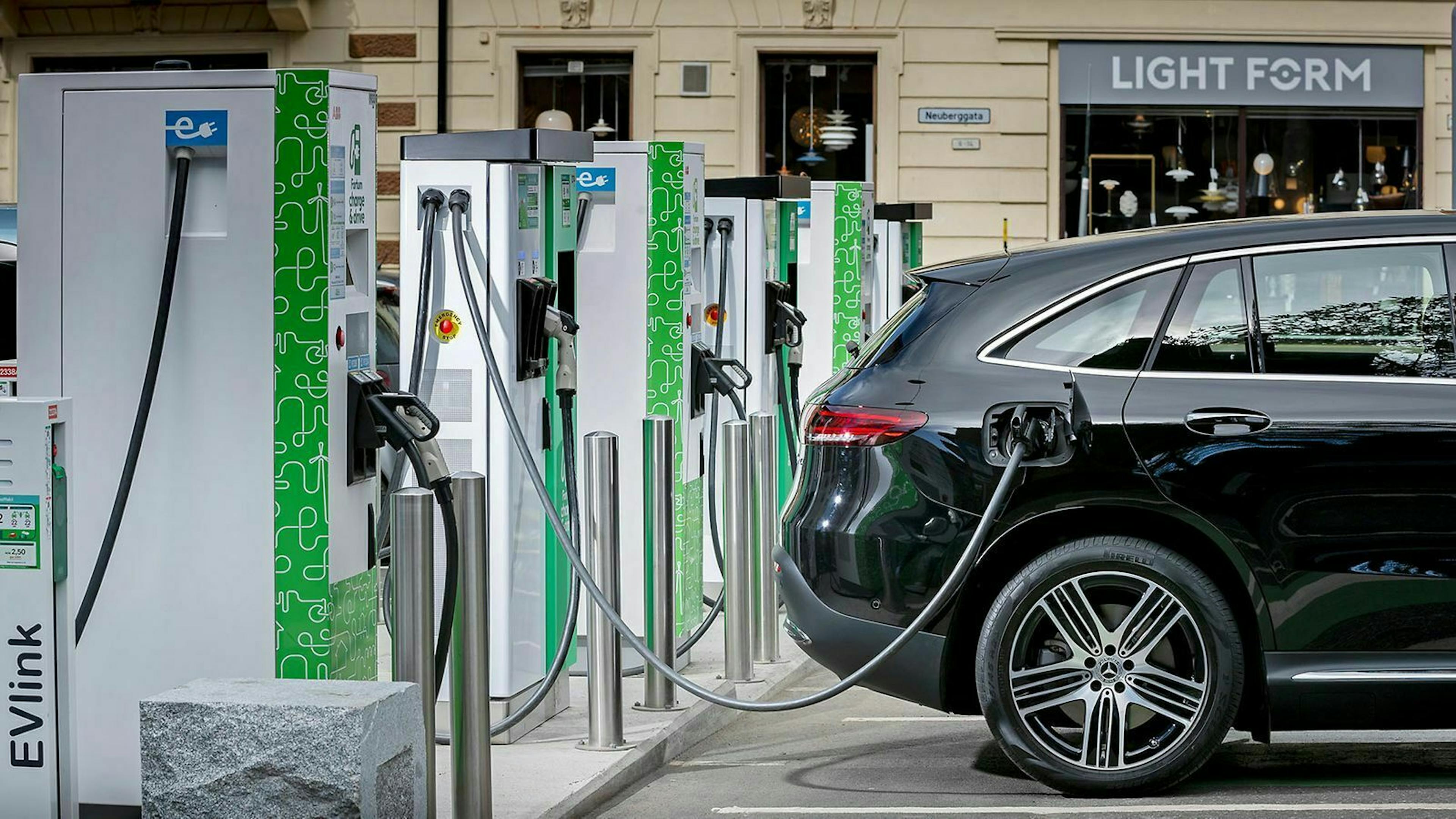 Ein Mercedes EQC wird an einer Schnellladesäule geladen