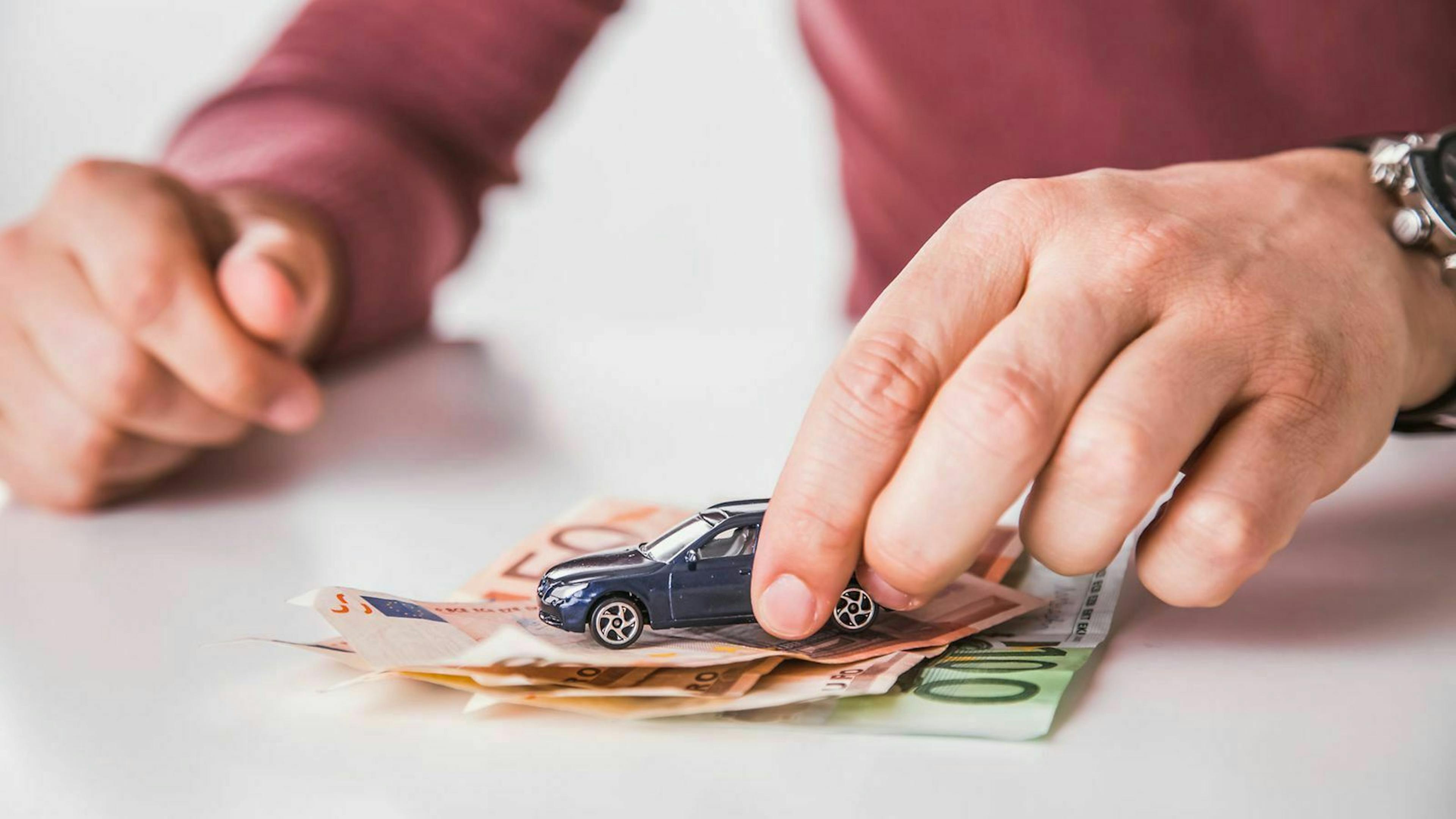 Jeder Autofahrer braucht eine Kfz-Versicherung. Mit dem Schadenfreiheitsrabatt kannst du Geld sparen.