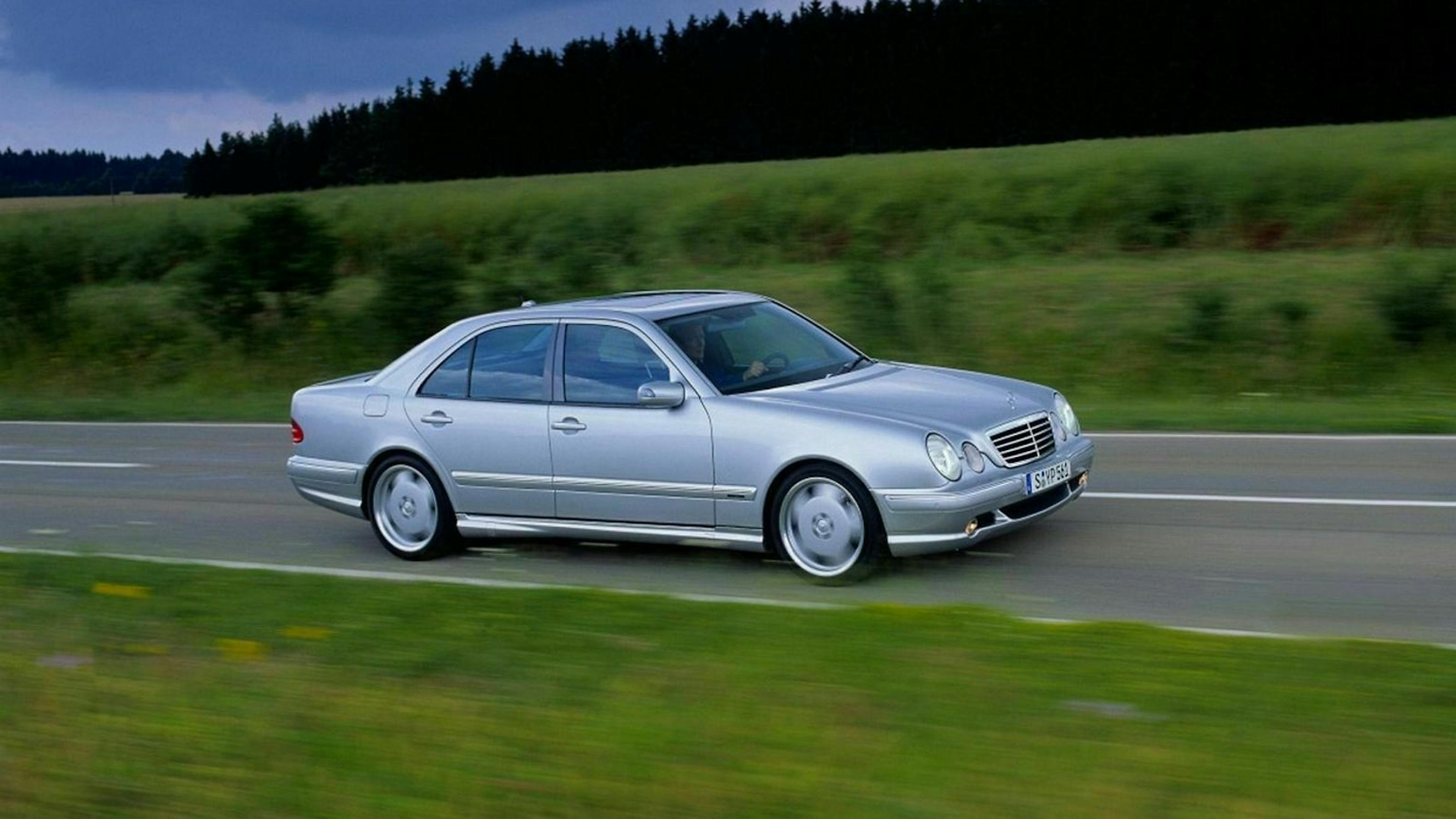 Mercedes E-Klasse in der Seitenansicht, fahrend