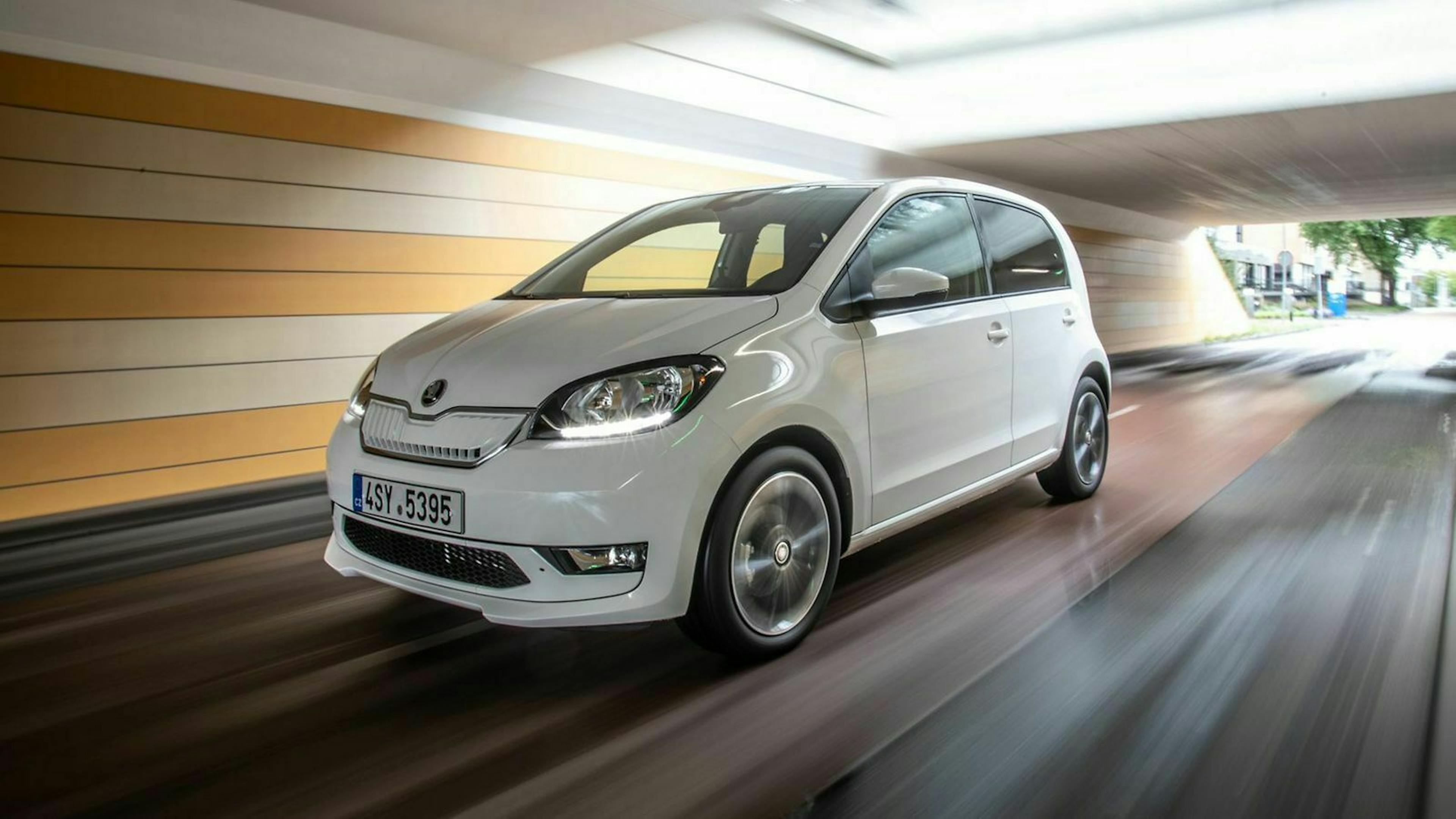Škoda Citigo in der Ansicht von vorne-links, eine Unterführung durchfahrend